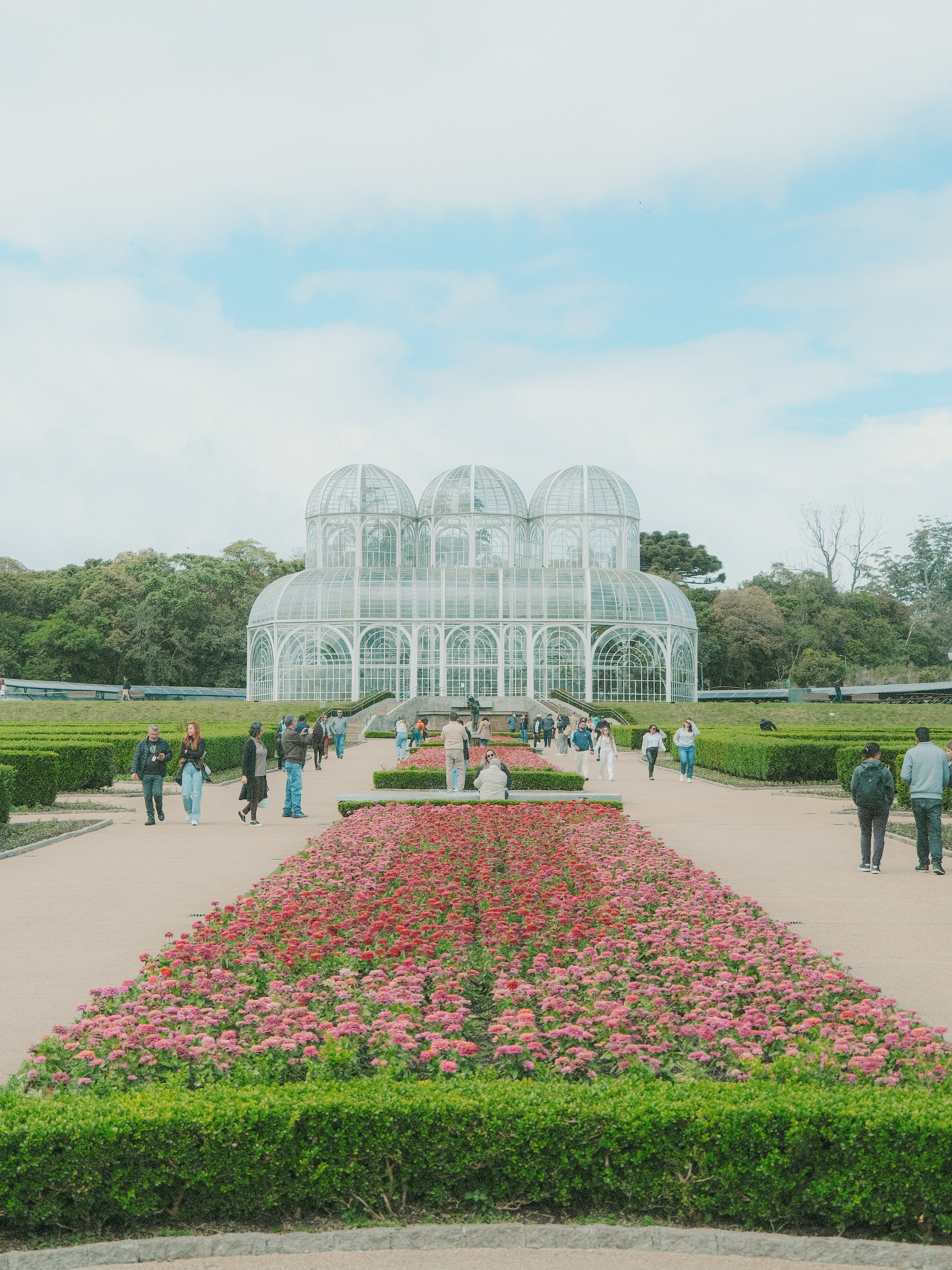 Glasbotanischer Garten mit Blumenbeeten und Menschen