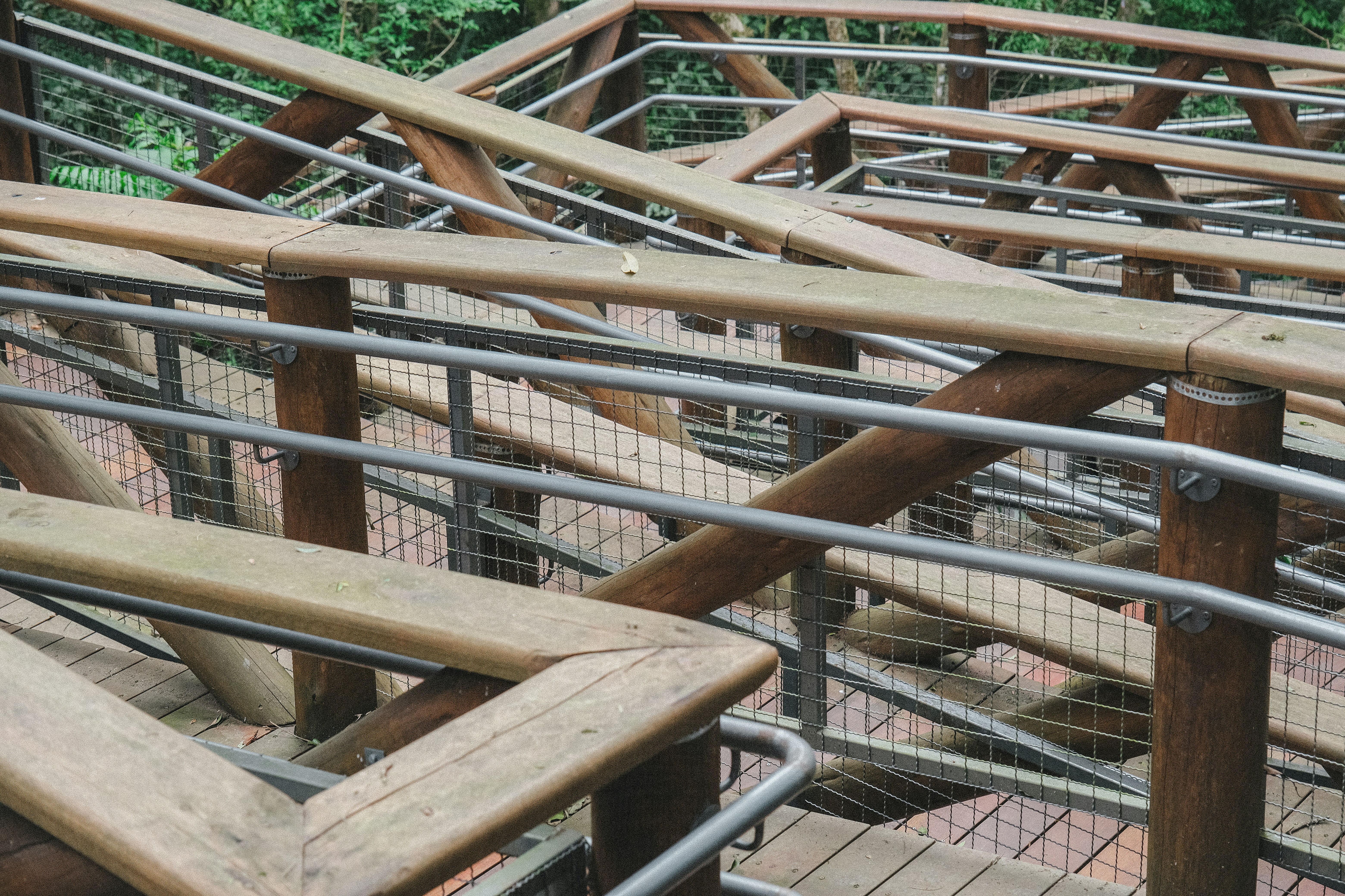 Holzweg mit Metallgeländern und Netz