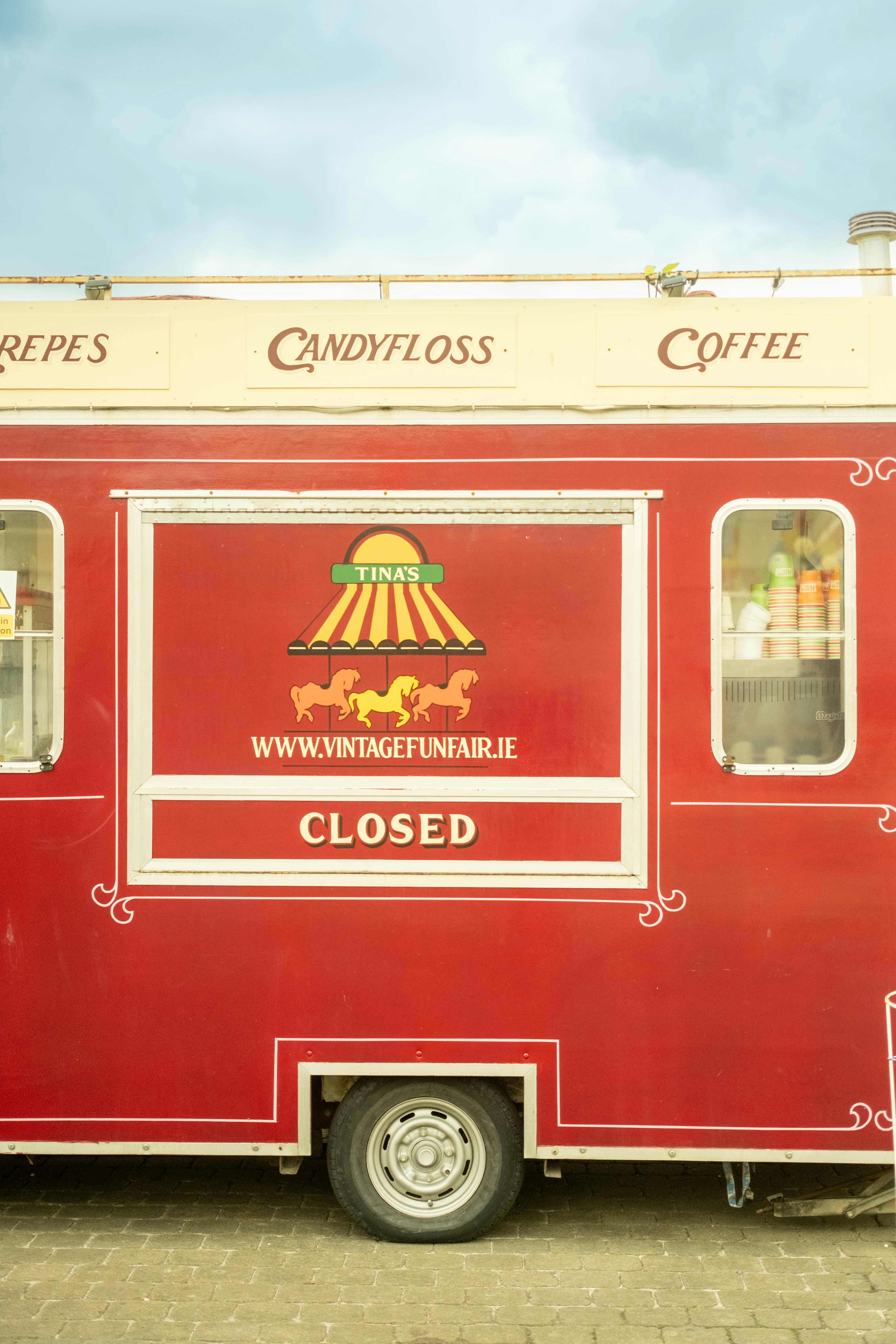 Roter Food Truck mit dem "Tinas"-Logo und dem "geschlossen"-Schild.