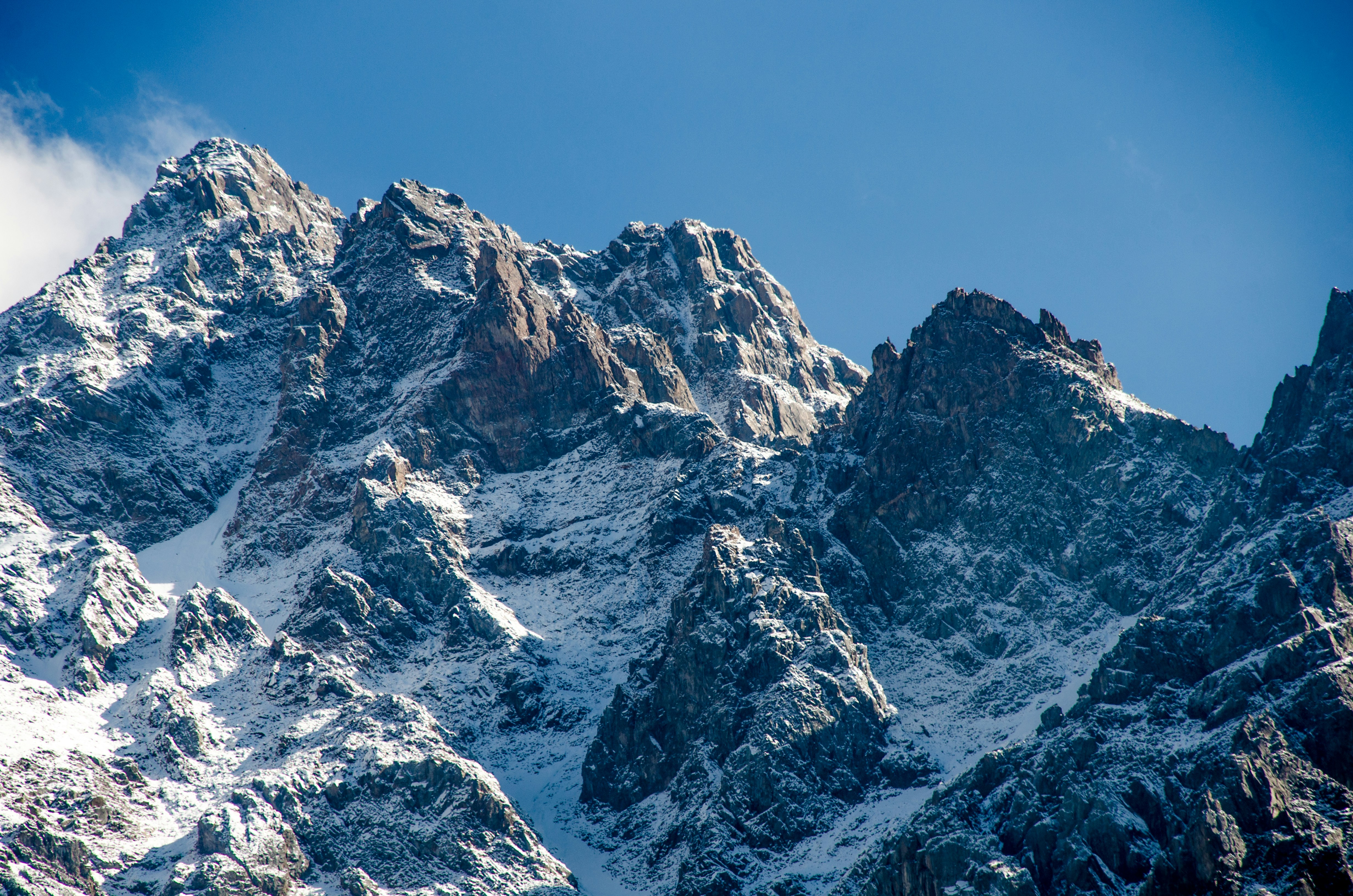 Rugged mountain landscape wallpaper, ilustrasi artikel Conquer the Wild: The Ultimate Guide to Durable Backpacks for Rugged Expeditions 3