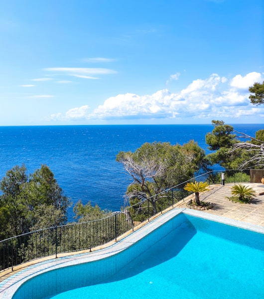 Villa Prestige à Nice — Terrasse panoramique · Vue collines, 4 chambres, 220m² — Gestion locative OZC IMMO