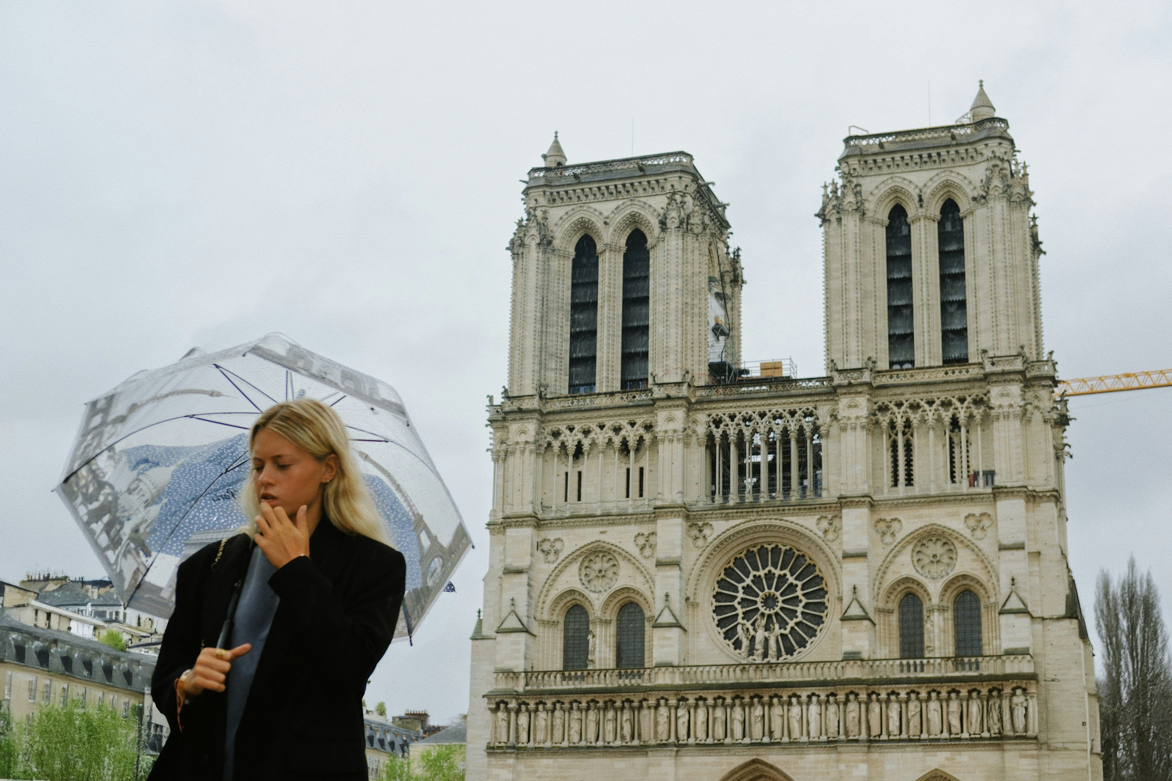 ノートルダム大聖堂近くで傘を持った女性