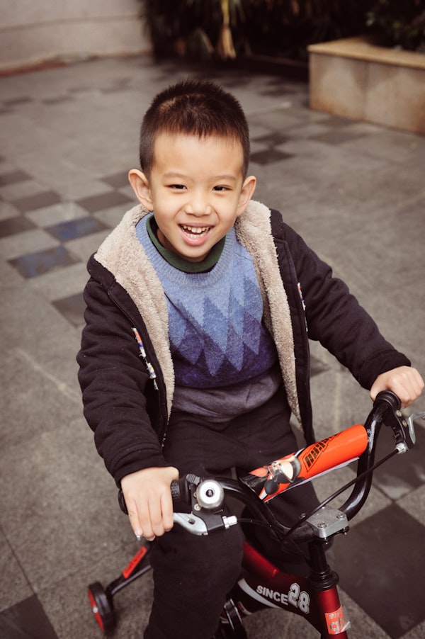 Enfant souriant faisant du vélo