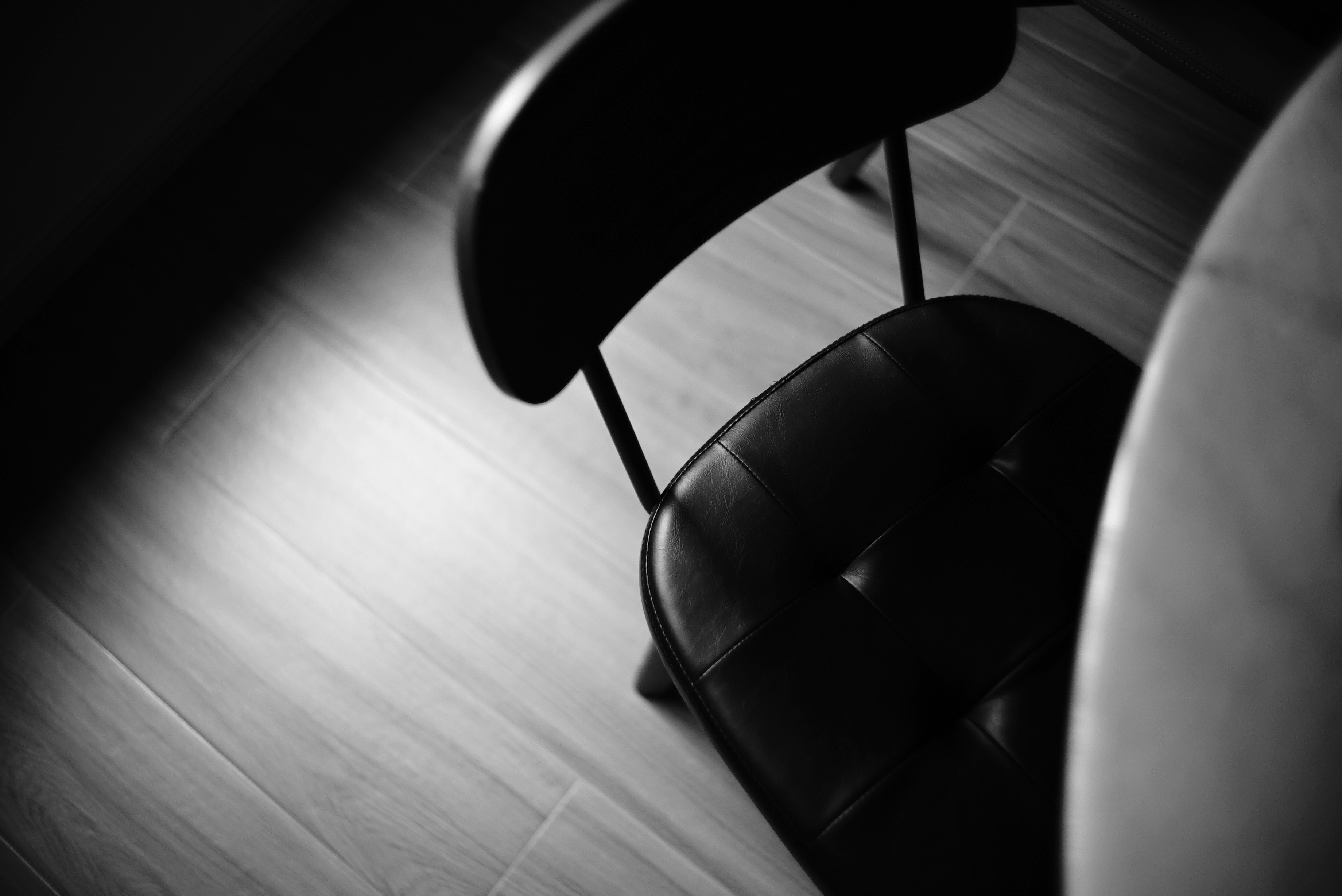 minimalist leather furniture, wallpaper, Leather Furniture: Decorating Small Apartments 6