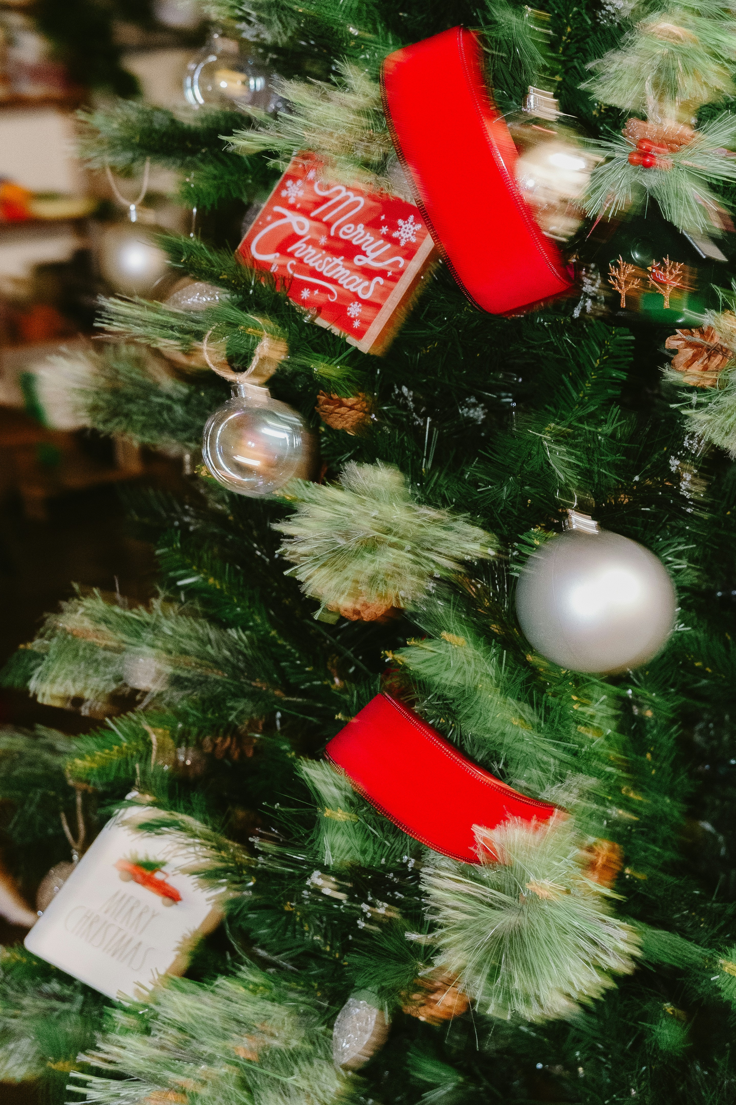 Geschmückter Weihnachtsbaum mit Ornamenten und Band
