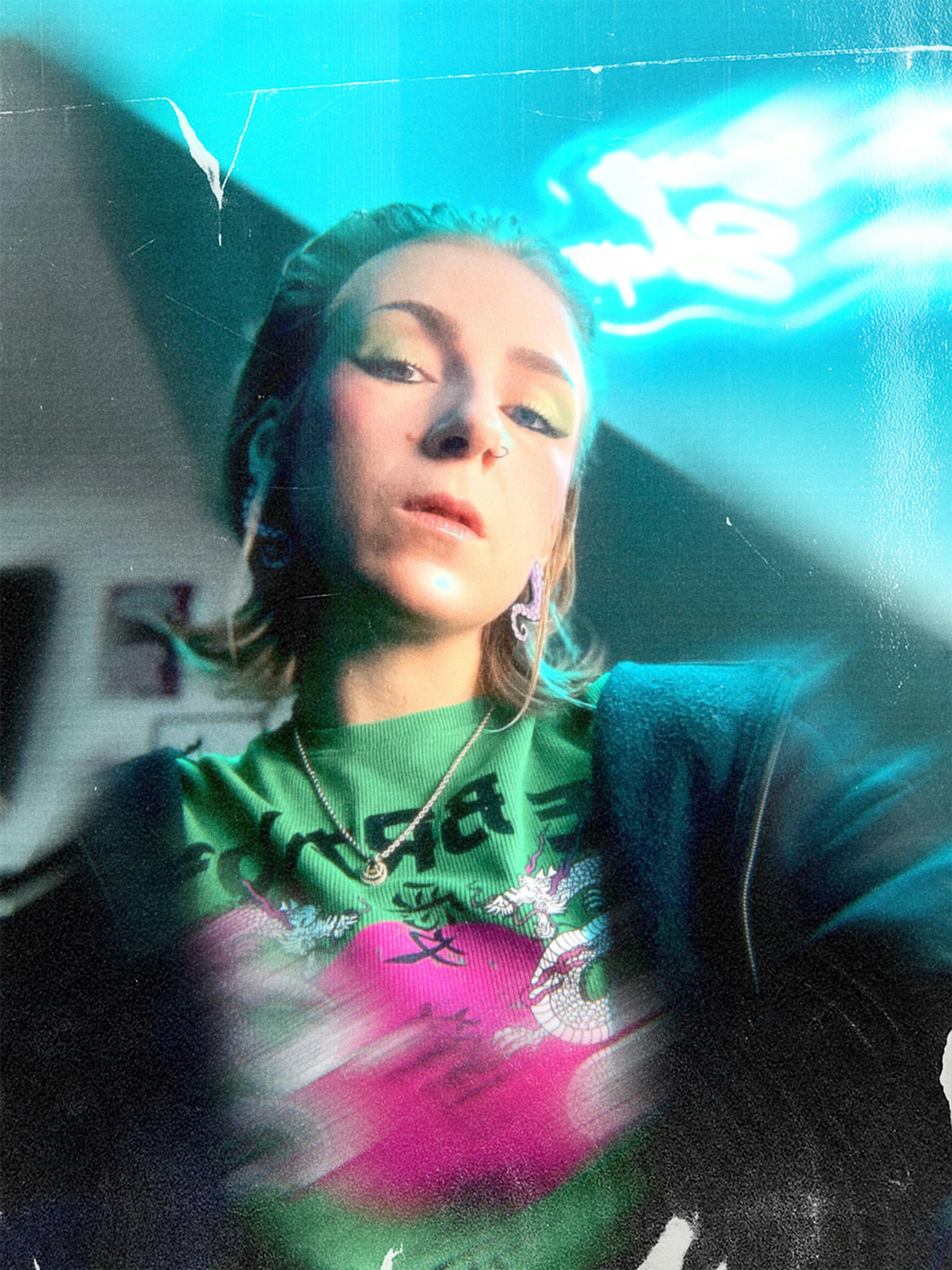 Jeune femme maquillée éclatante et chemise verte