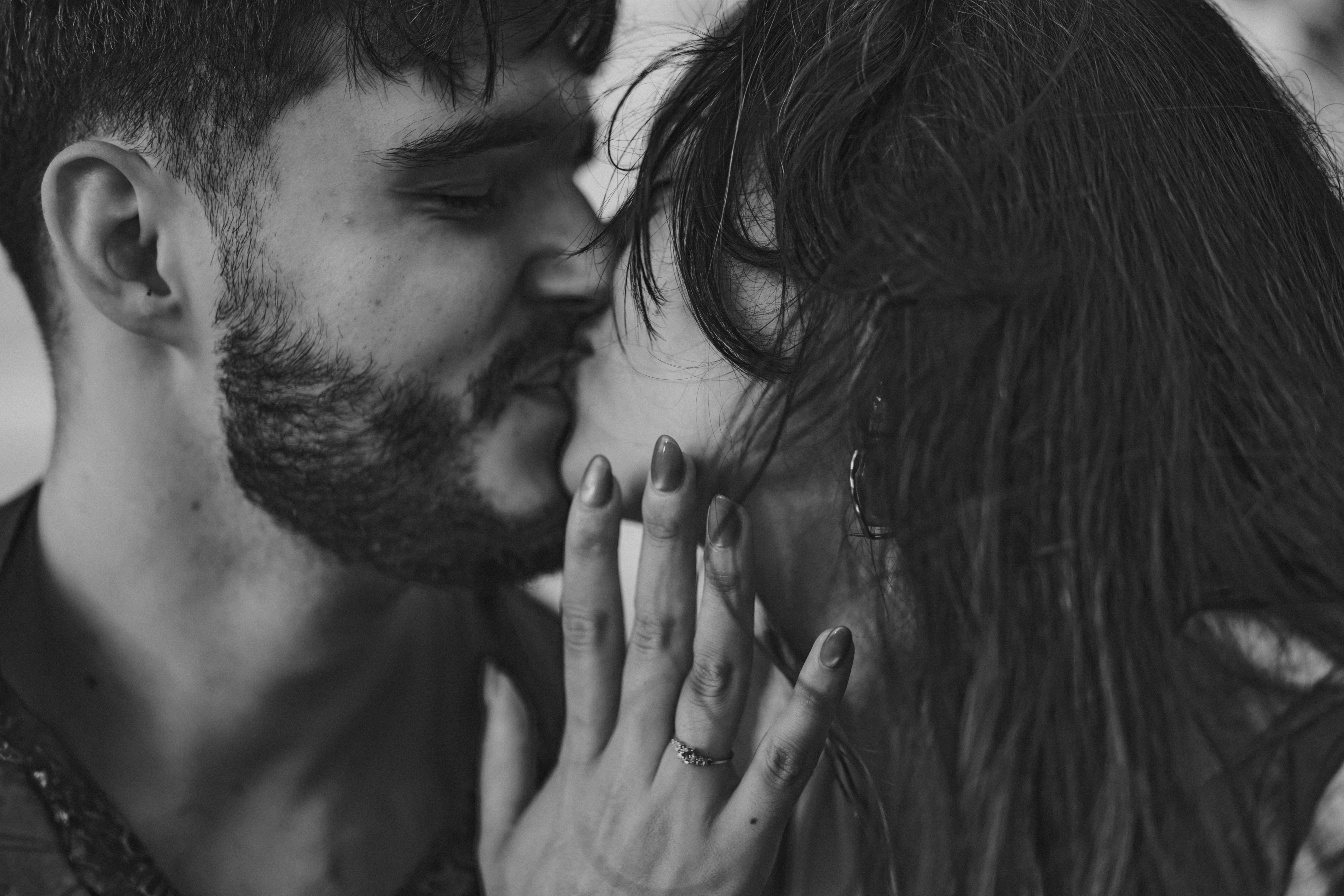 Casal compartilhando um beijo íntimo em preto e branco foto – Imagem grátis  sobre Amor na Unsplash, image size:3000x2001