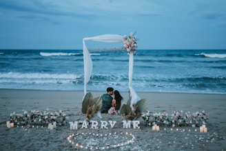 Reportaje de pedida de mano Pactum™ en Barcelona: fotografía de compromiso de lujo capturando pedida