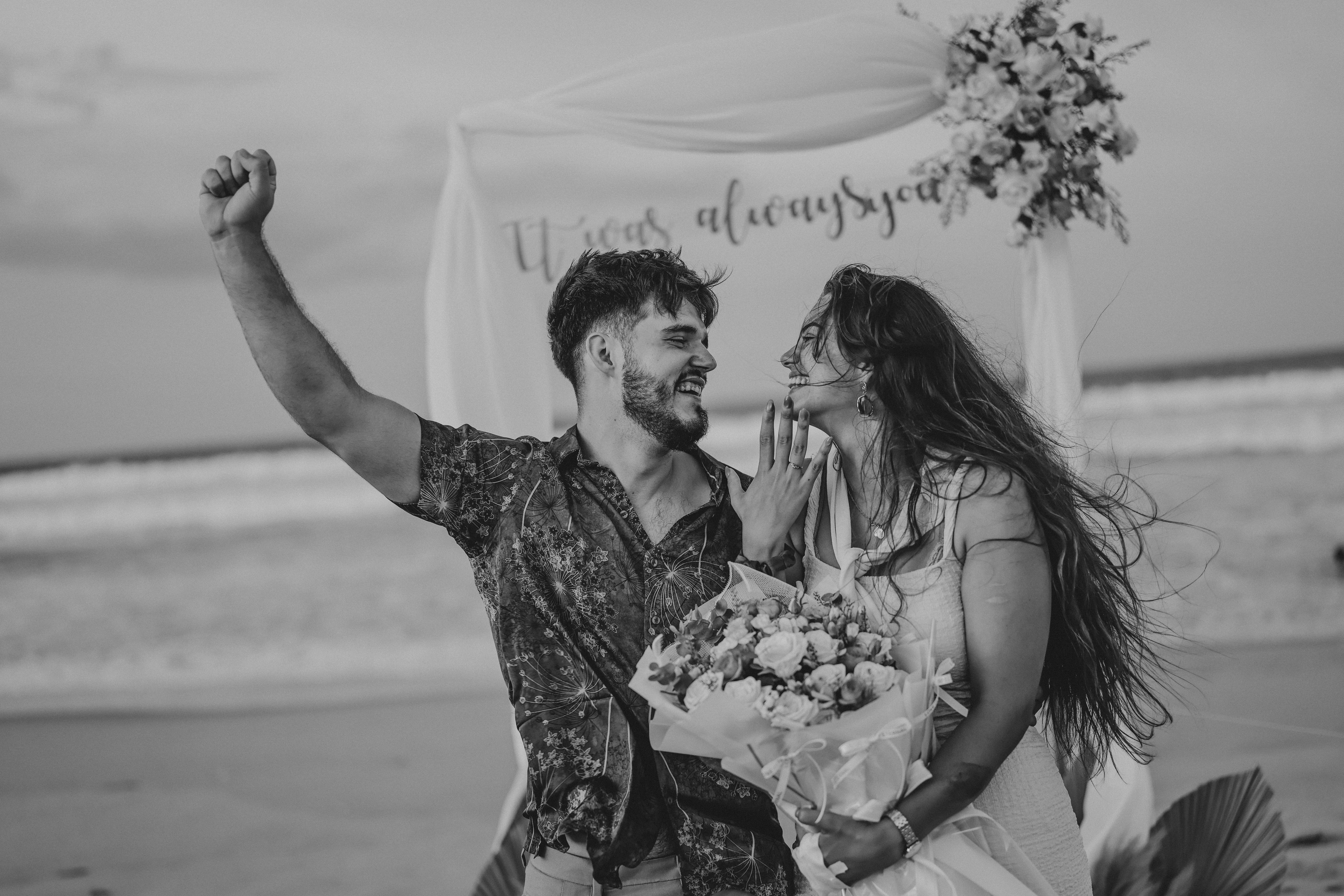 Couple happy proposal, ilustrasi artikel Engaged! Your 10 Essential Immediate Steps After Saying 