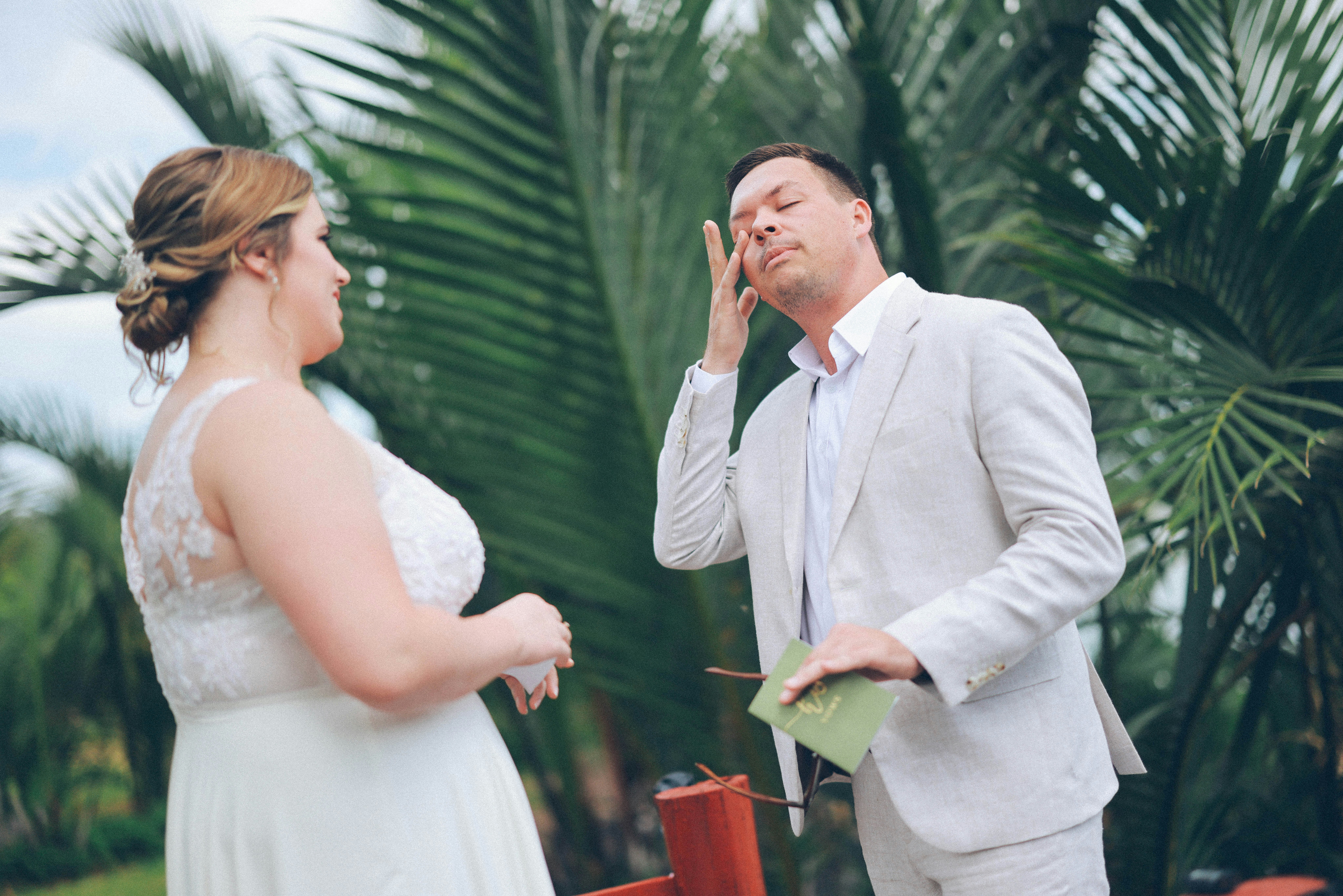 photo-1766043372103-071cc9a90689?ixid=M3wxMjA3fDB8MXxzZWFyY2h8N3x8Y29hY2glMjBkdXJpbmclMjBhJTIwZGl2b3JjZXxlbnwwfHx8fDE3NjgwMTA0NzZ8MA\u0026ixlib=rb-4.1.0