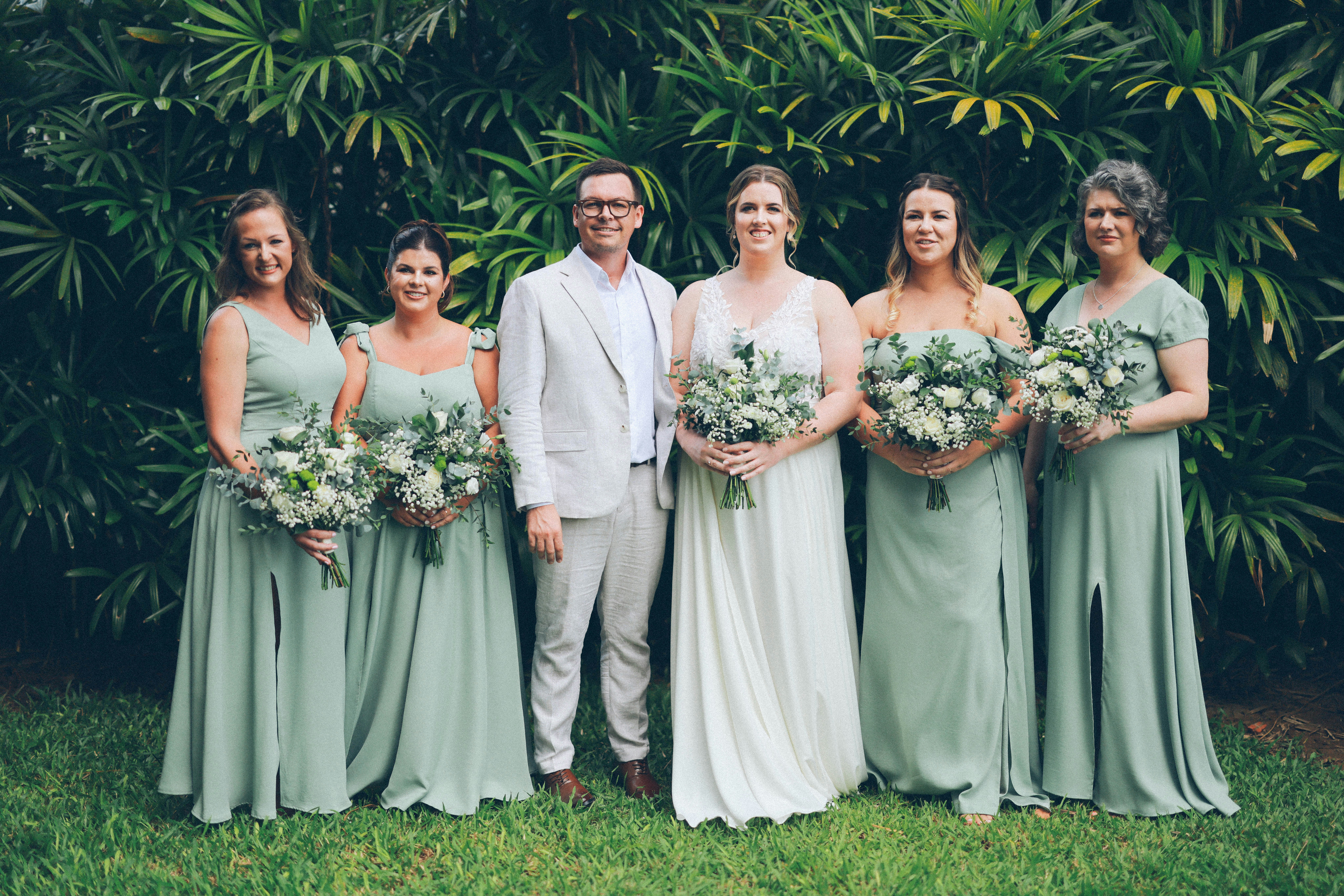 wedding party, wedding celebration, marriage friends, bridal party, ilustrasi artikel The Ultimate Guide to Choosing Your Wedding Party 1