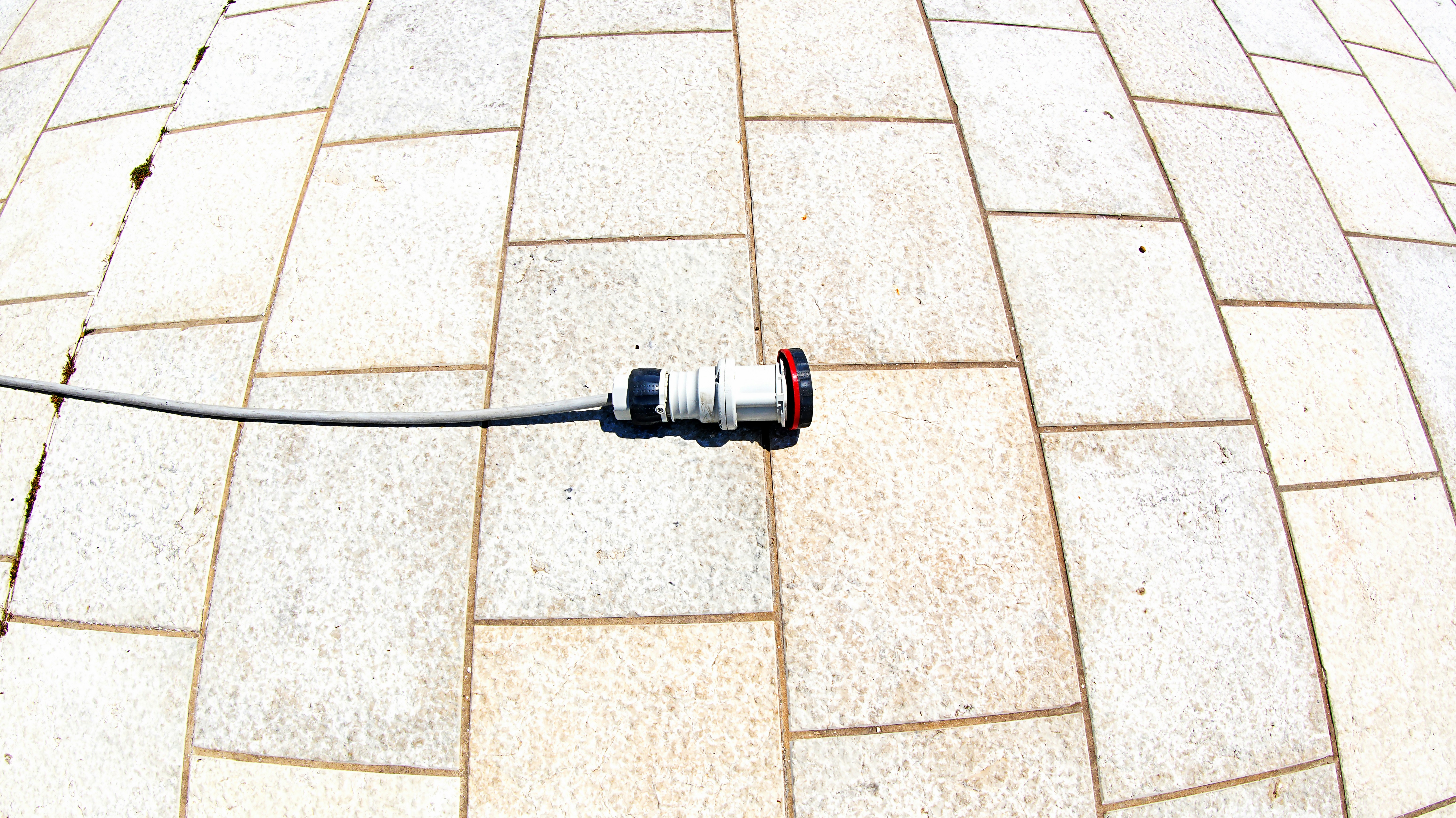 Uma tomada elétrica em uma superfície de azulejo