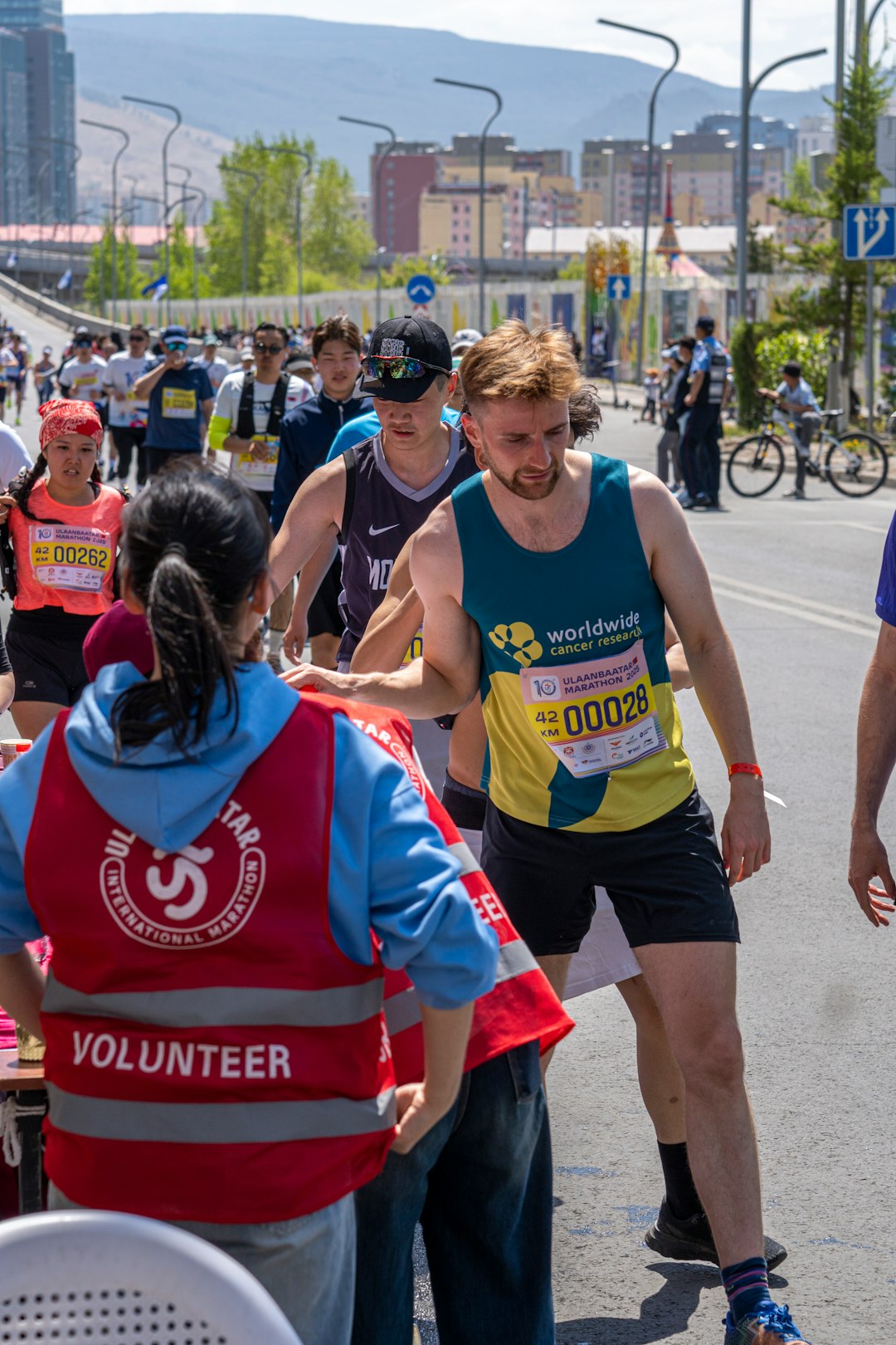 Runners receiving aid from volunteers at a marathon