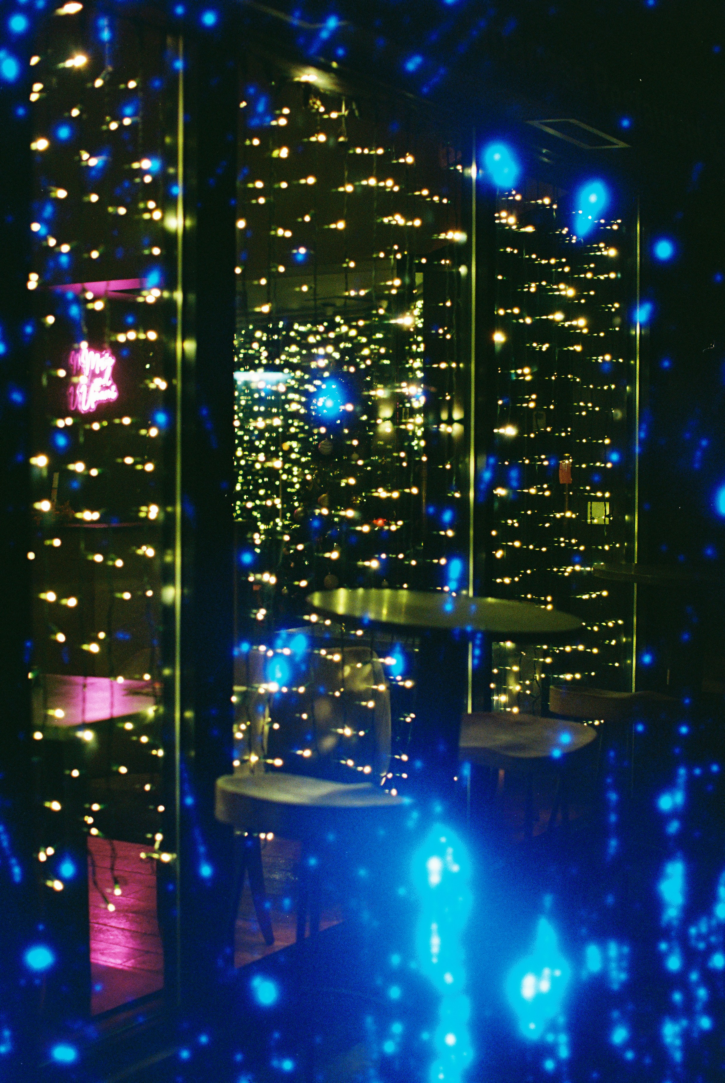 Bar illuminato con luci calde la sera