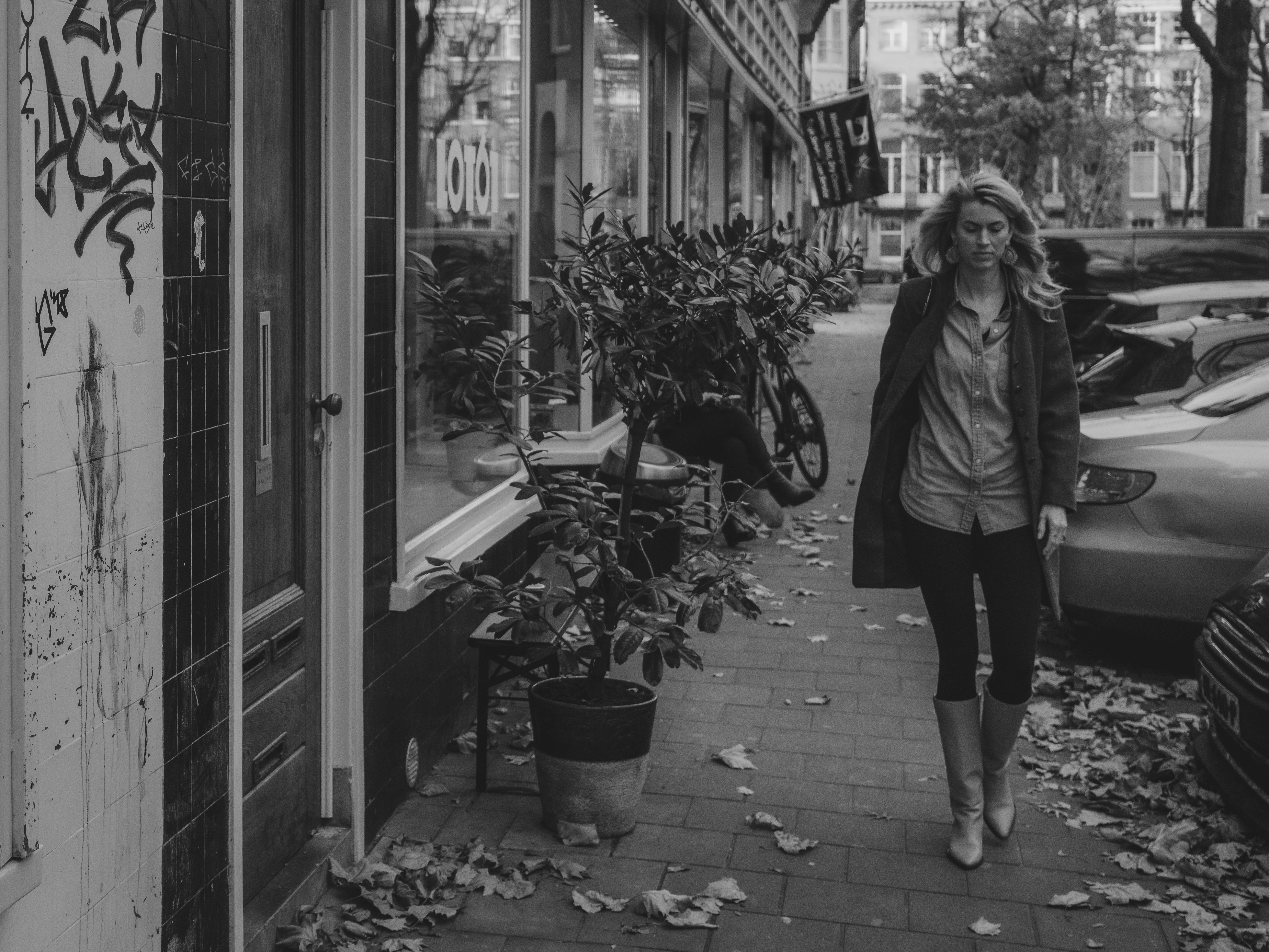 Şehir sokağında yürüyen şık kadın, sokak stili örneği