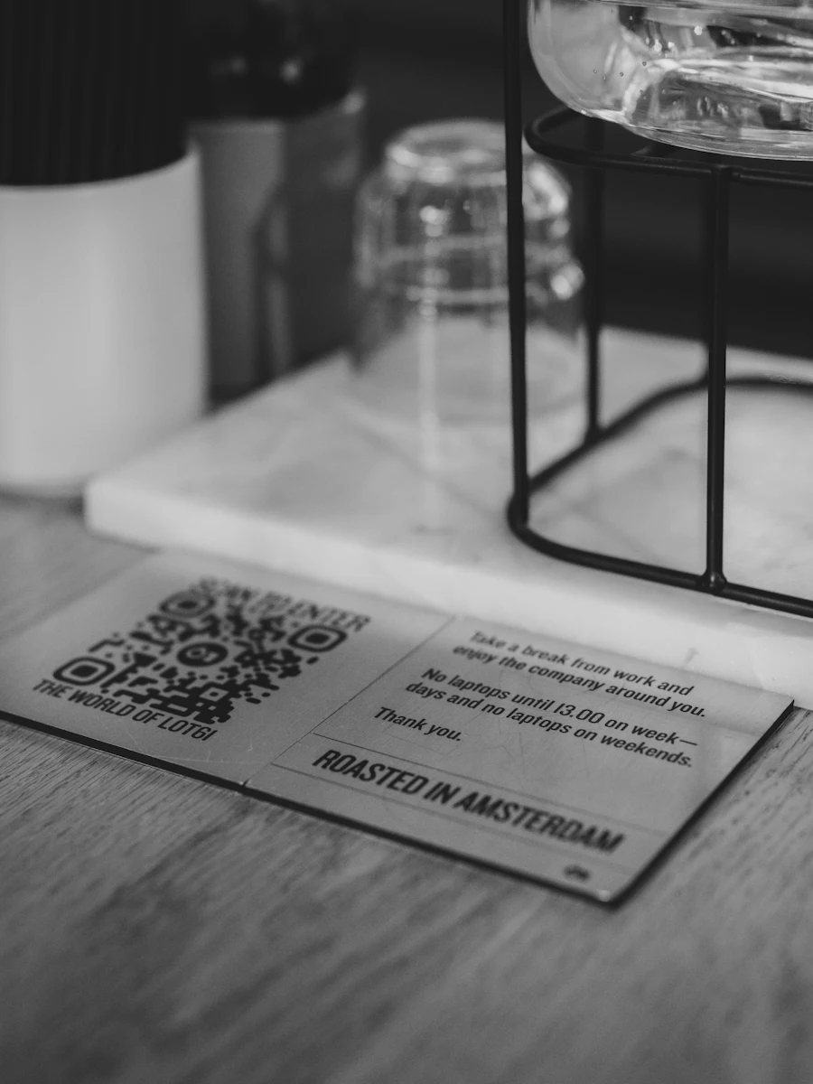 Chevalet avec QR code sur une table de café