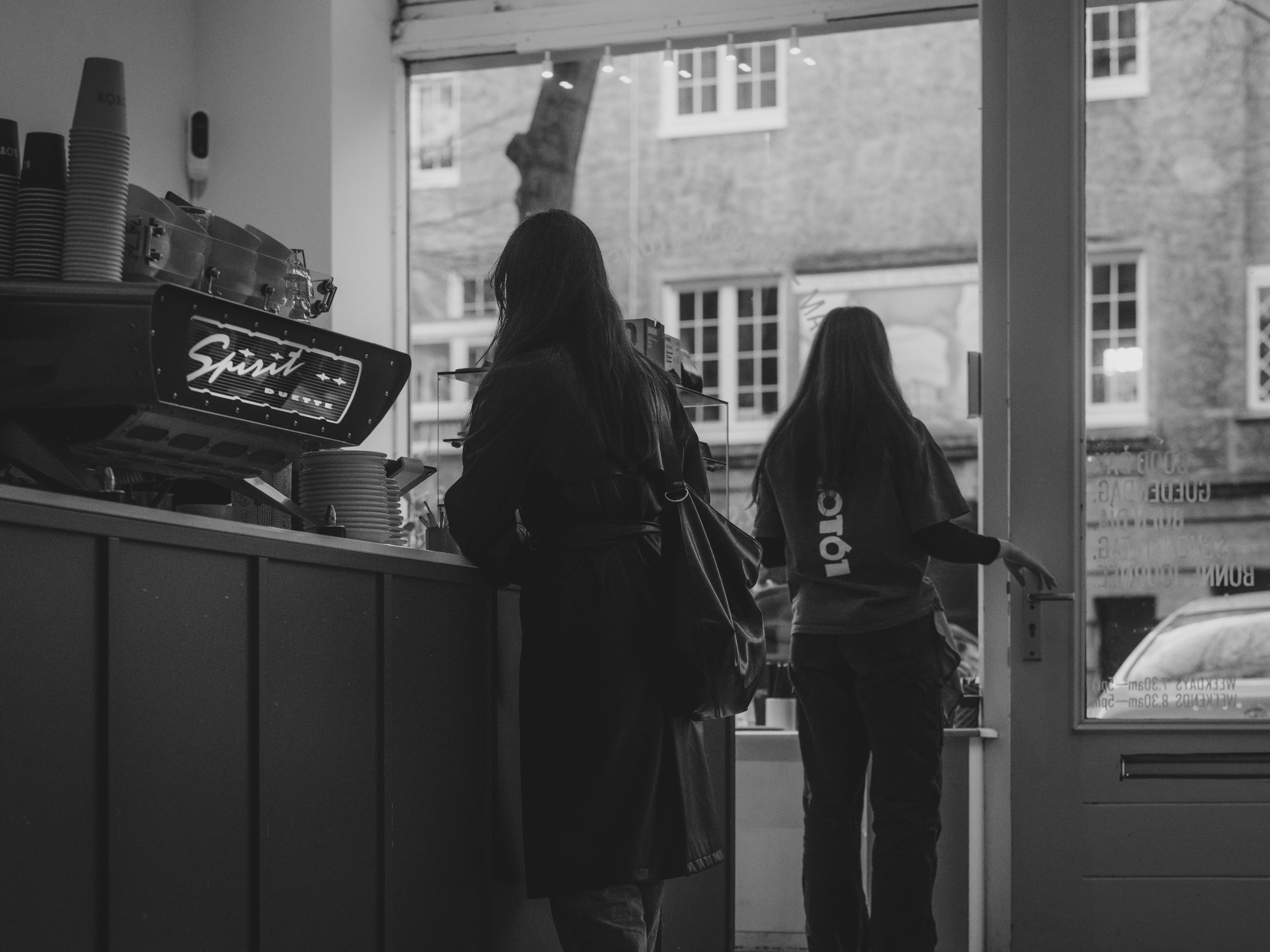 Hollanda'da nitelikli göçmen vizesi ile iş arama stratejilerini temsil eden, modern bir ofis ortamında bilgisayar başında çalışan profesyonel bir göçmen.