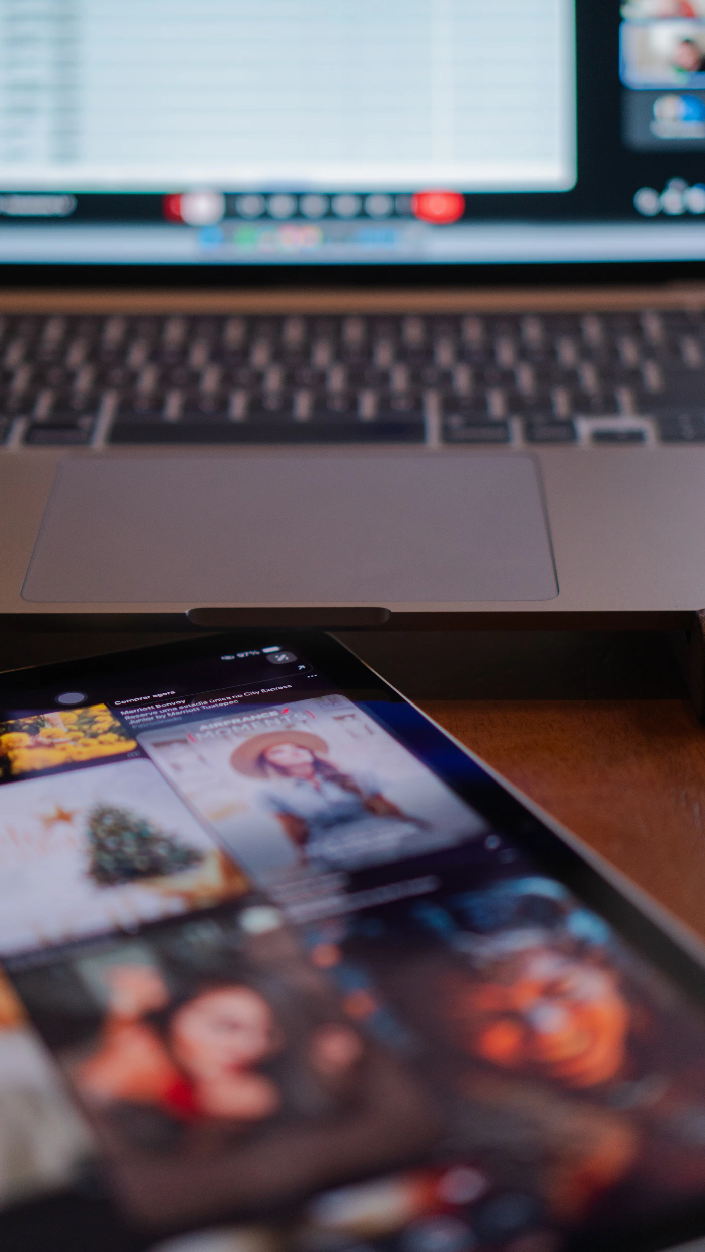 Digital katalog på laptop og nettbrett