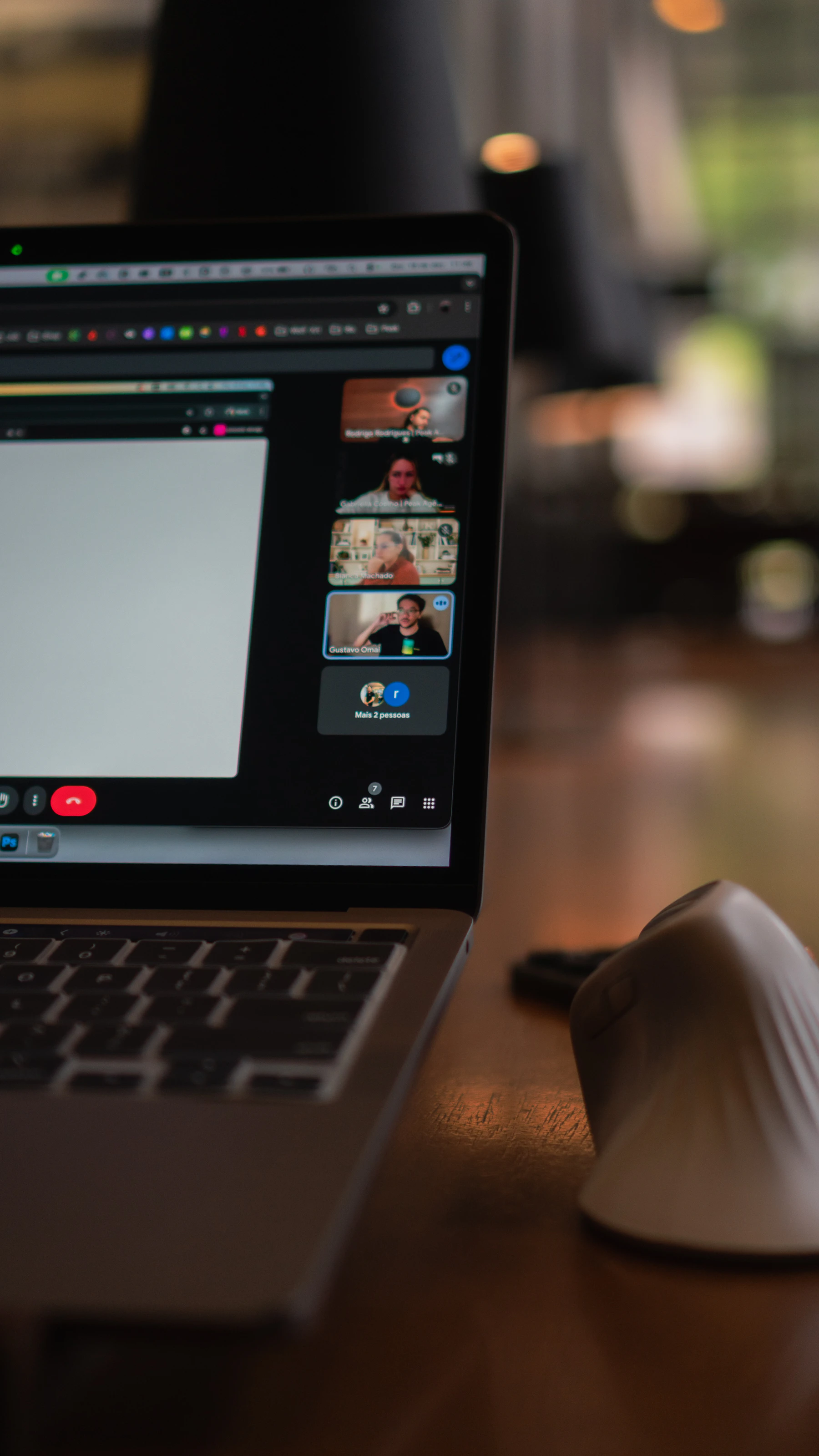 Videoconferenza con più partecipanti su schermo