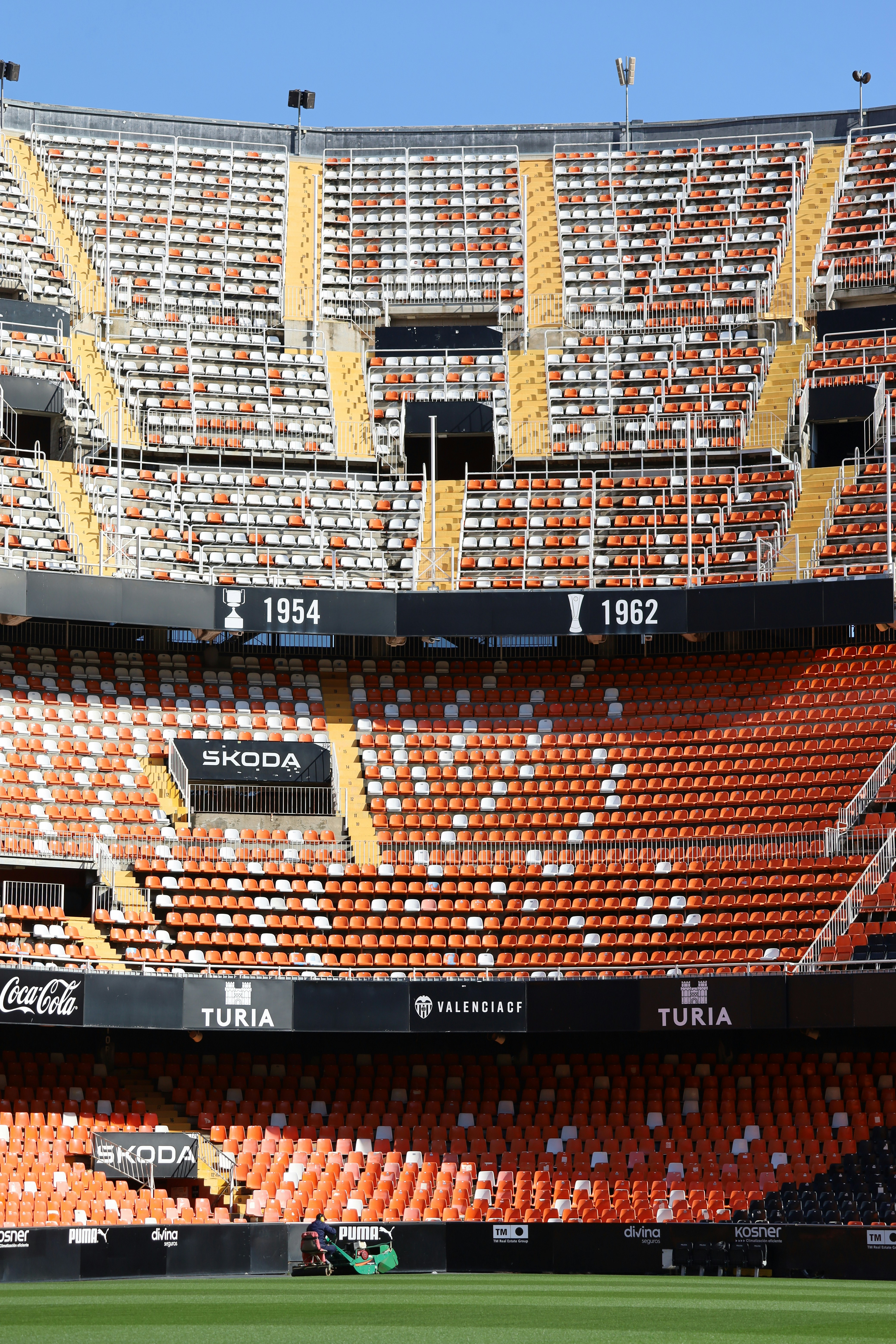 Sièges vides dans le stade sous un ciel bleu clair