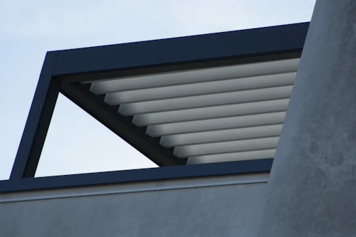 Estructura de pérgola con lamas vista desde abajo en Talcahuano