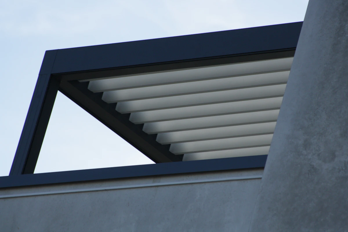 Pérgola bioclimática con lamas orientables de aluminio abiertas
