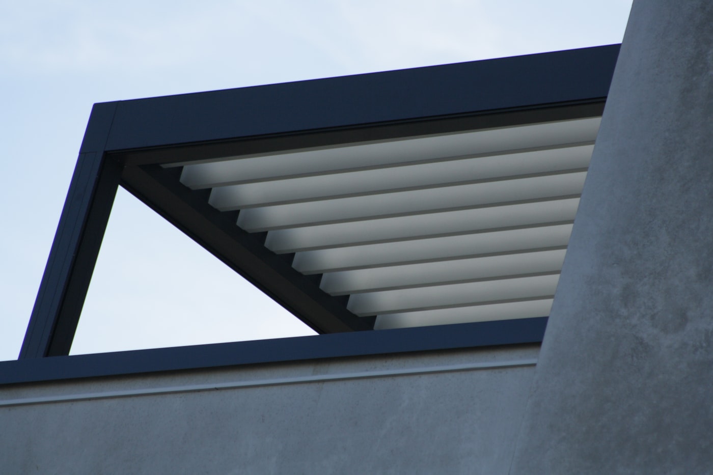 Nowoczesna pergola z regulowanymi lamelami