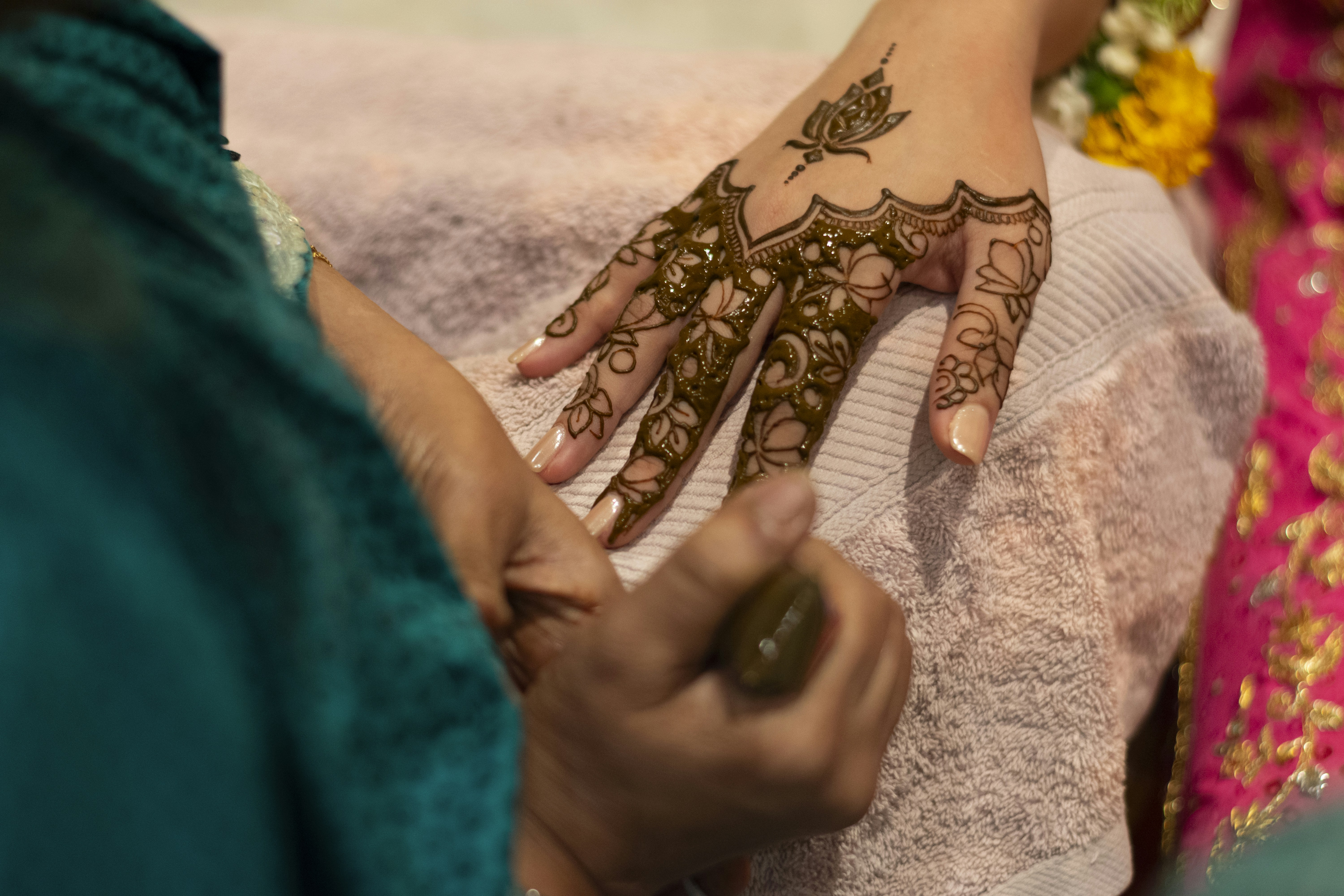 Eldeki ve tırnaklardaki kına lekelerini temizleme yöntemlerini temsil eden, bakım yapan eller görseli.