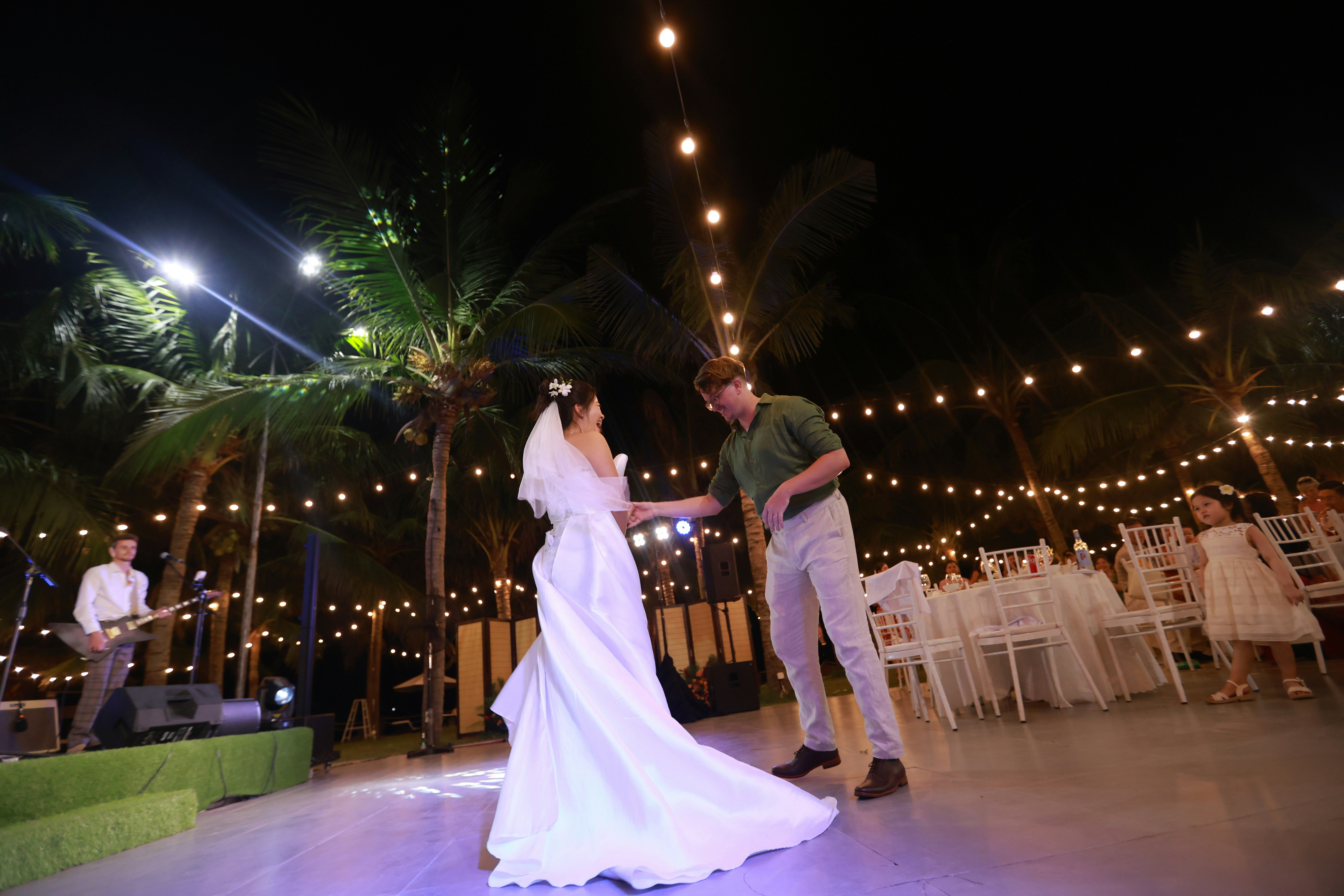 wedding reception lights, wallpaper, Silent Disco Wedding: A Unique Celebration 5