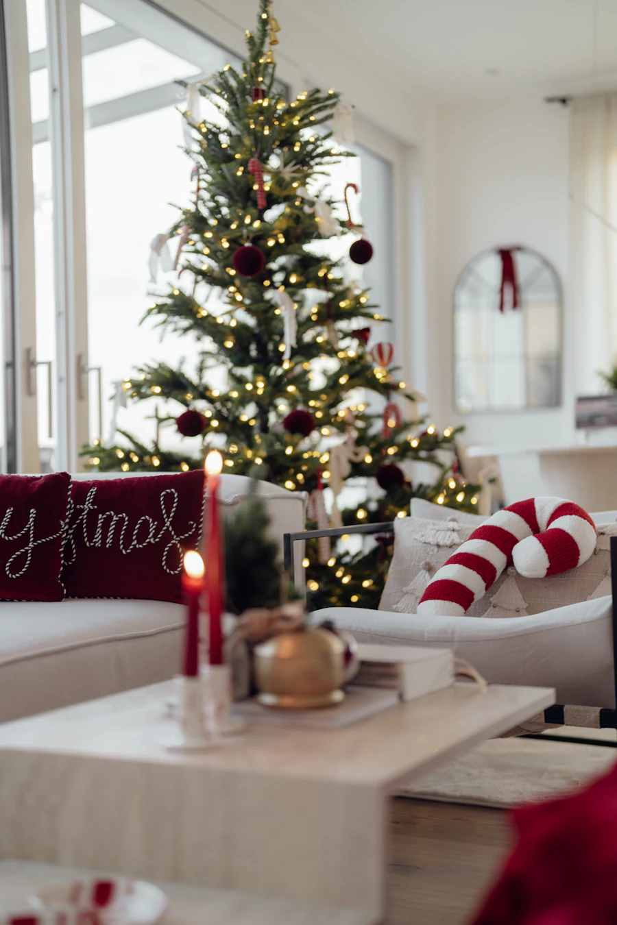 Salon avec sapin de Noël et éclairage chaleureux