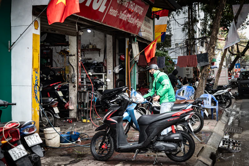 Thợ làm xe trước cửa tiệm