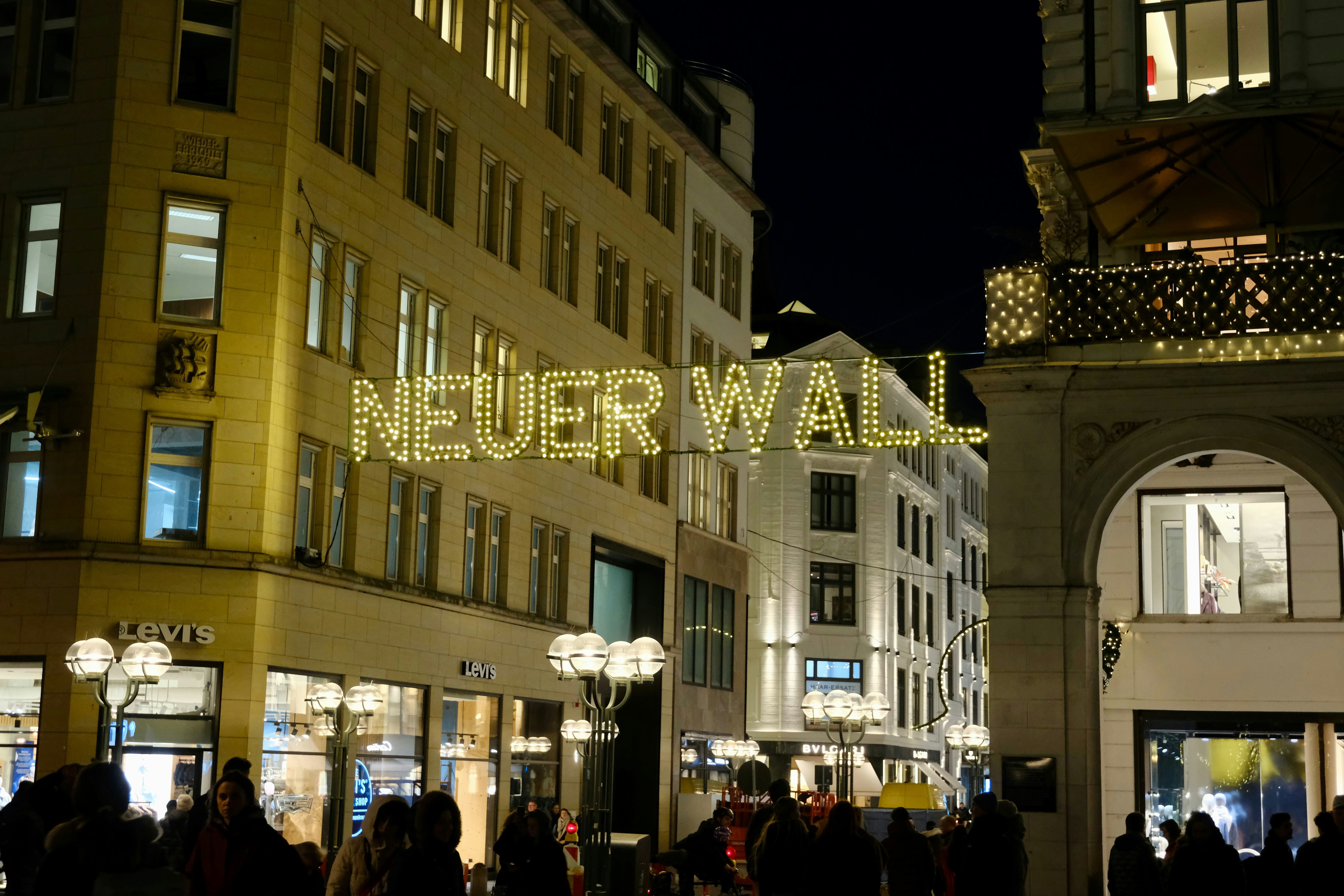 Neuer wall illuminated street sign at night