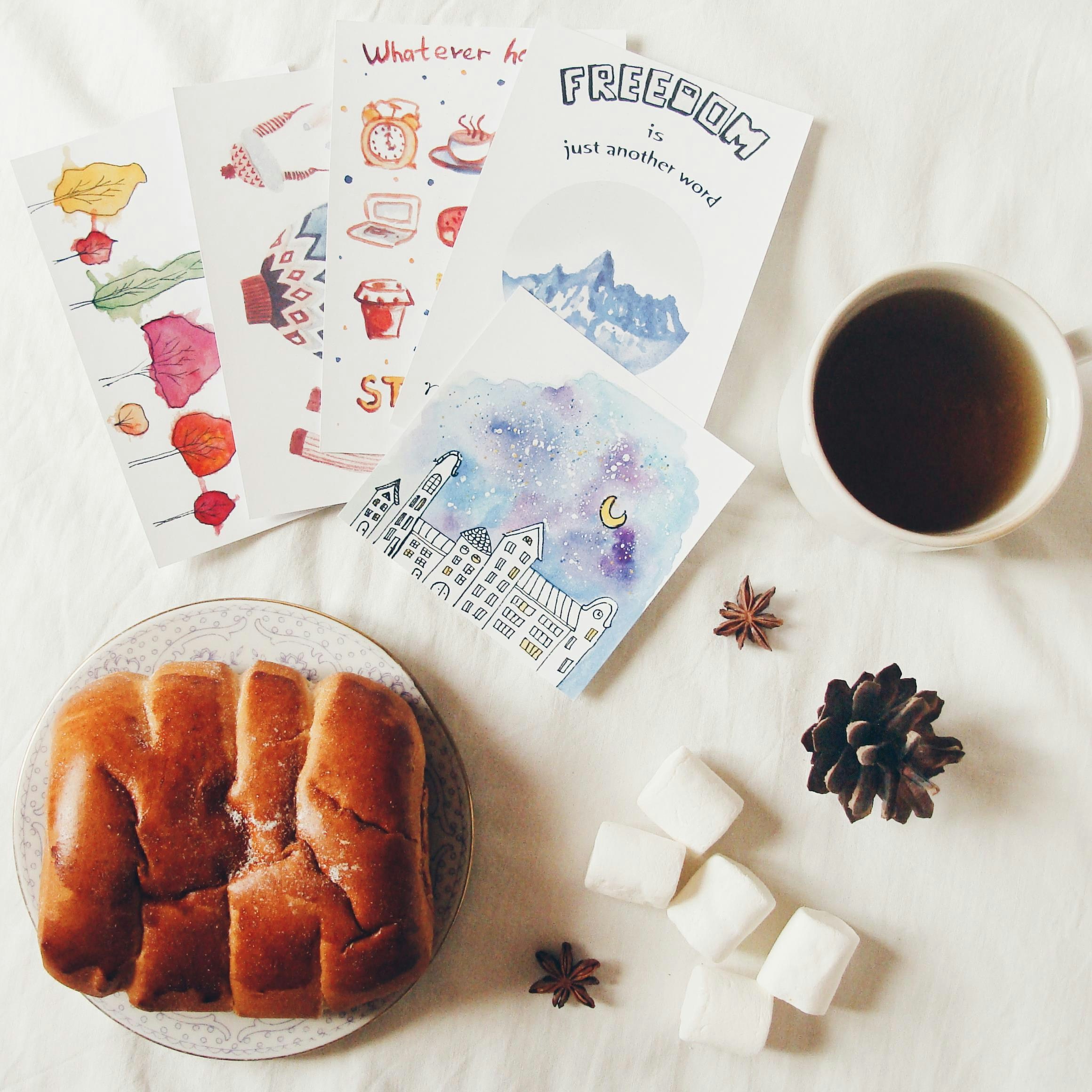 차와 페이스트리, 그리고 예술 작품이 있는 아늑한 아침.