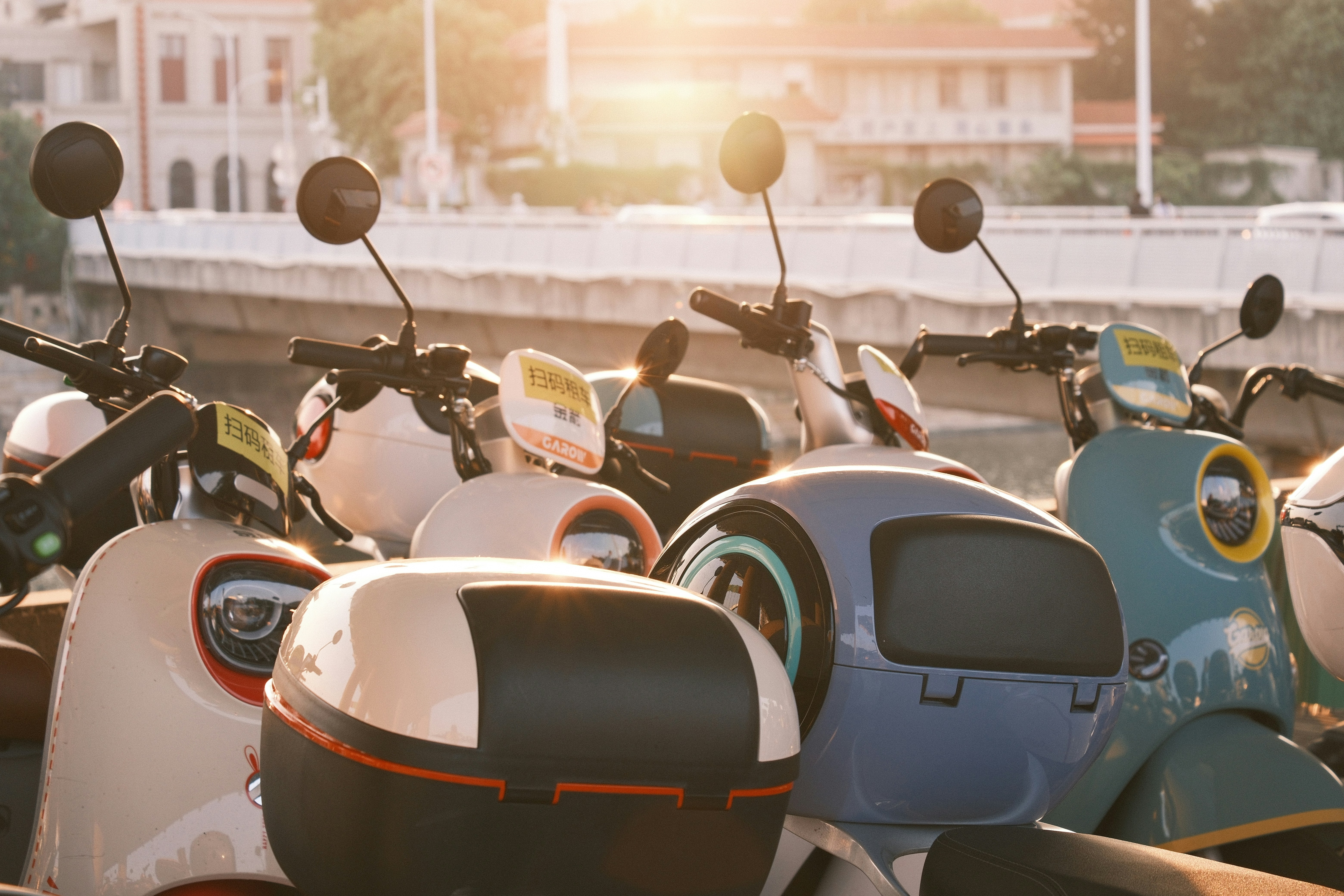 Várias scooters estacionadas em sequência
