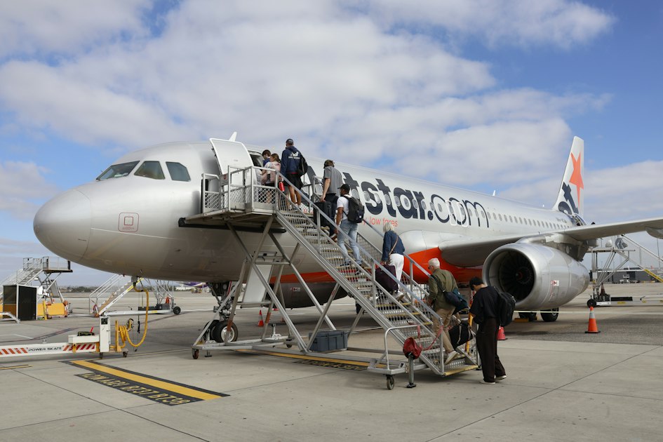 Passageiro conversando no balcão de atendimento da companhia aérea
