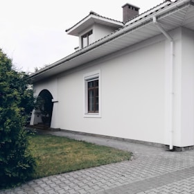 Наскоро изграденa градинска пътека и прясна трева в пловдивски двор, завършени от Хеджи Уайлдър.