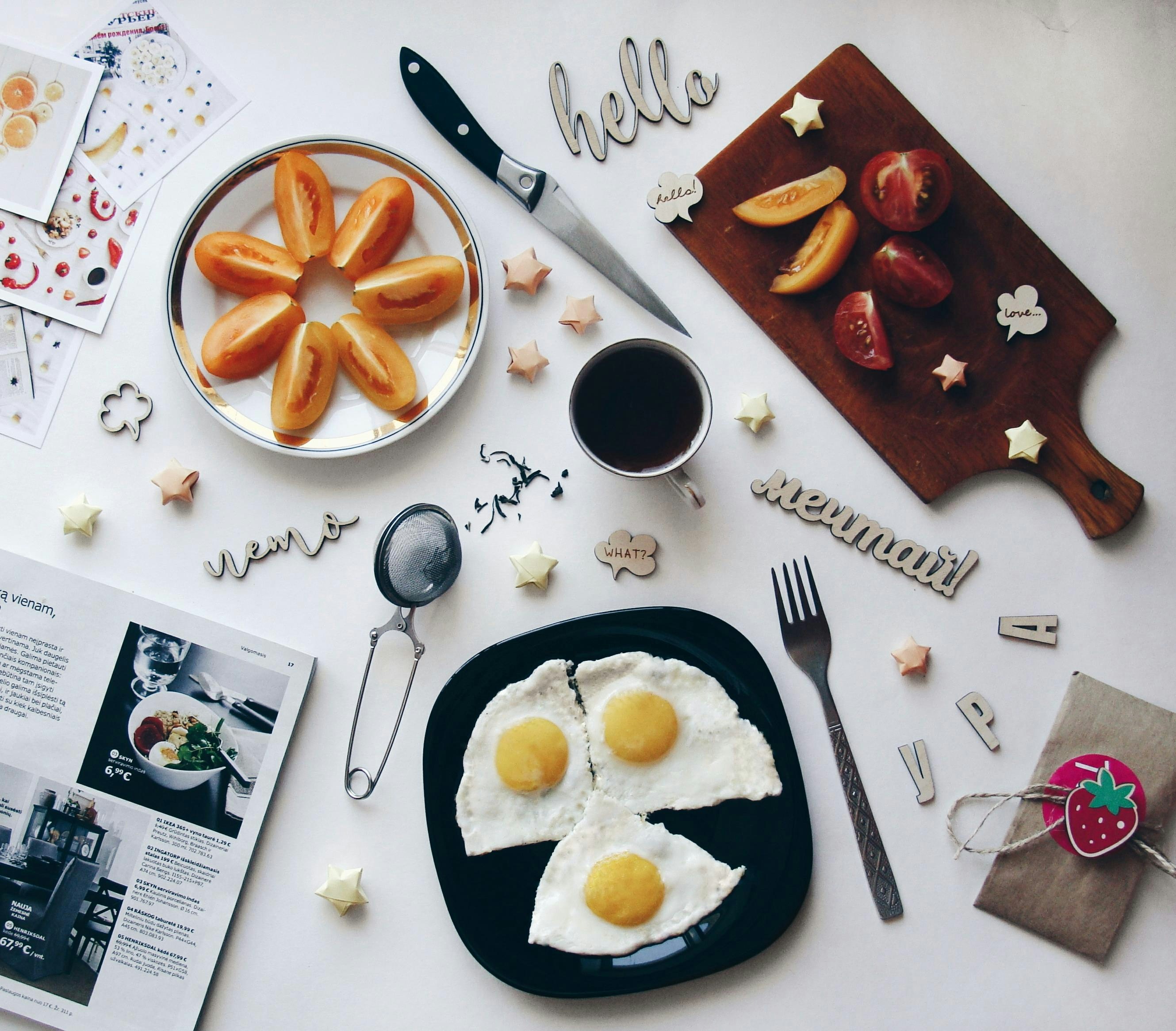 Breakfast with fried eggs, tomatoes, and coffee.