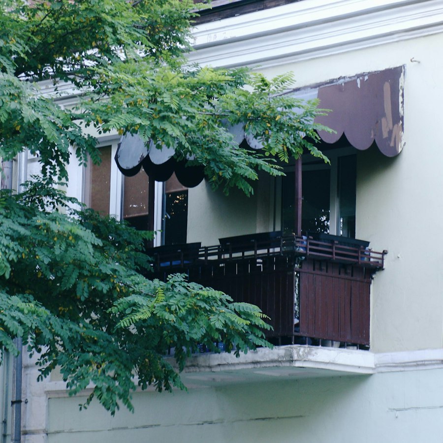 Balcone con tenda da sole a bracci