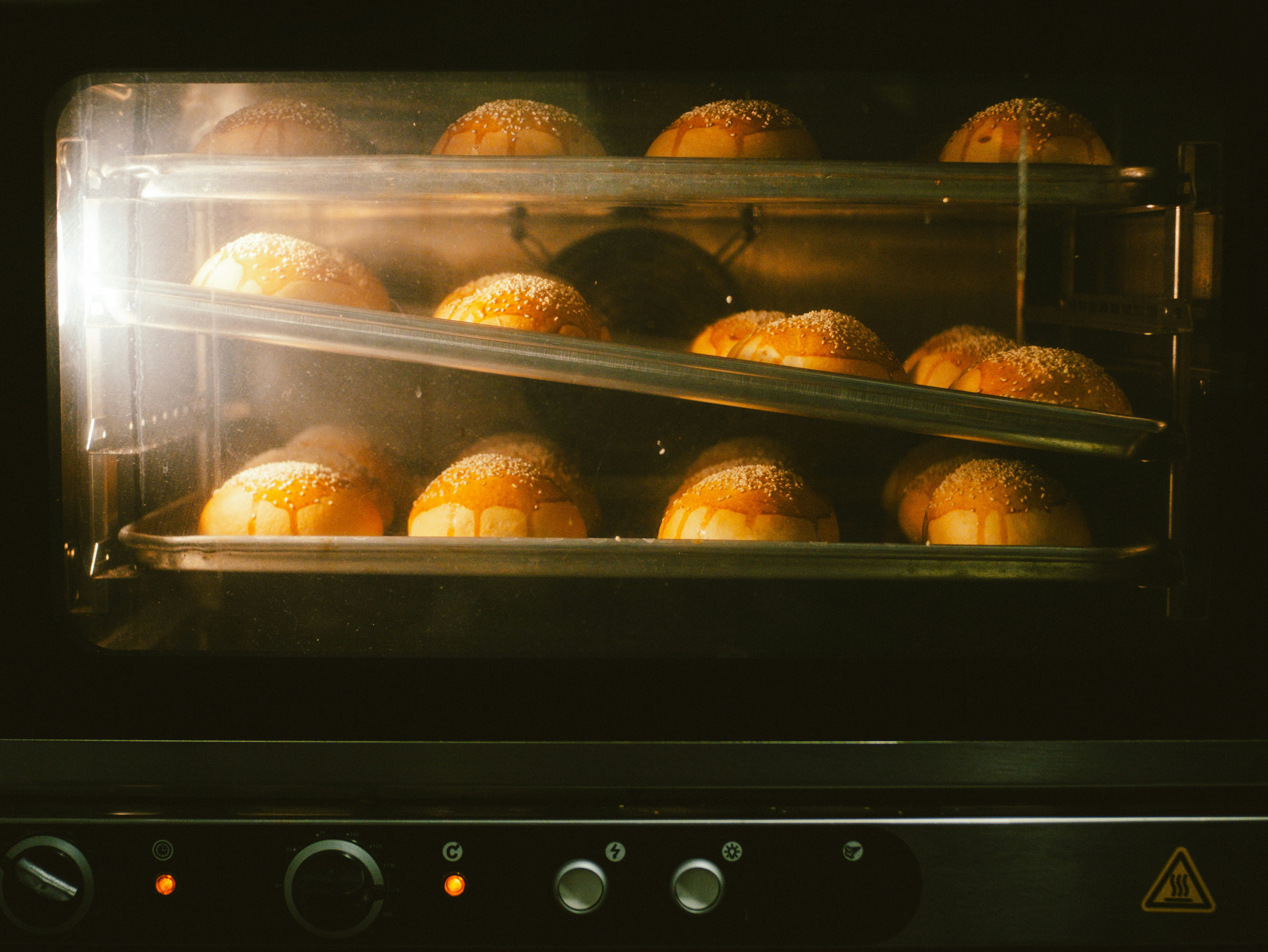 Brötchen backen auf Gittern im Ofen.