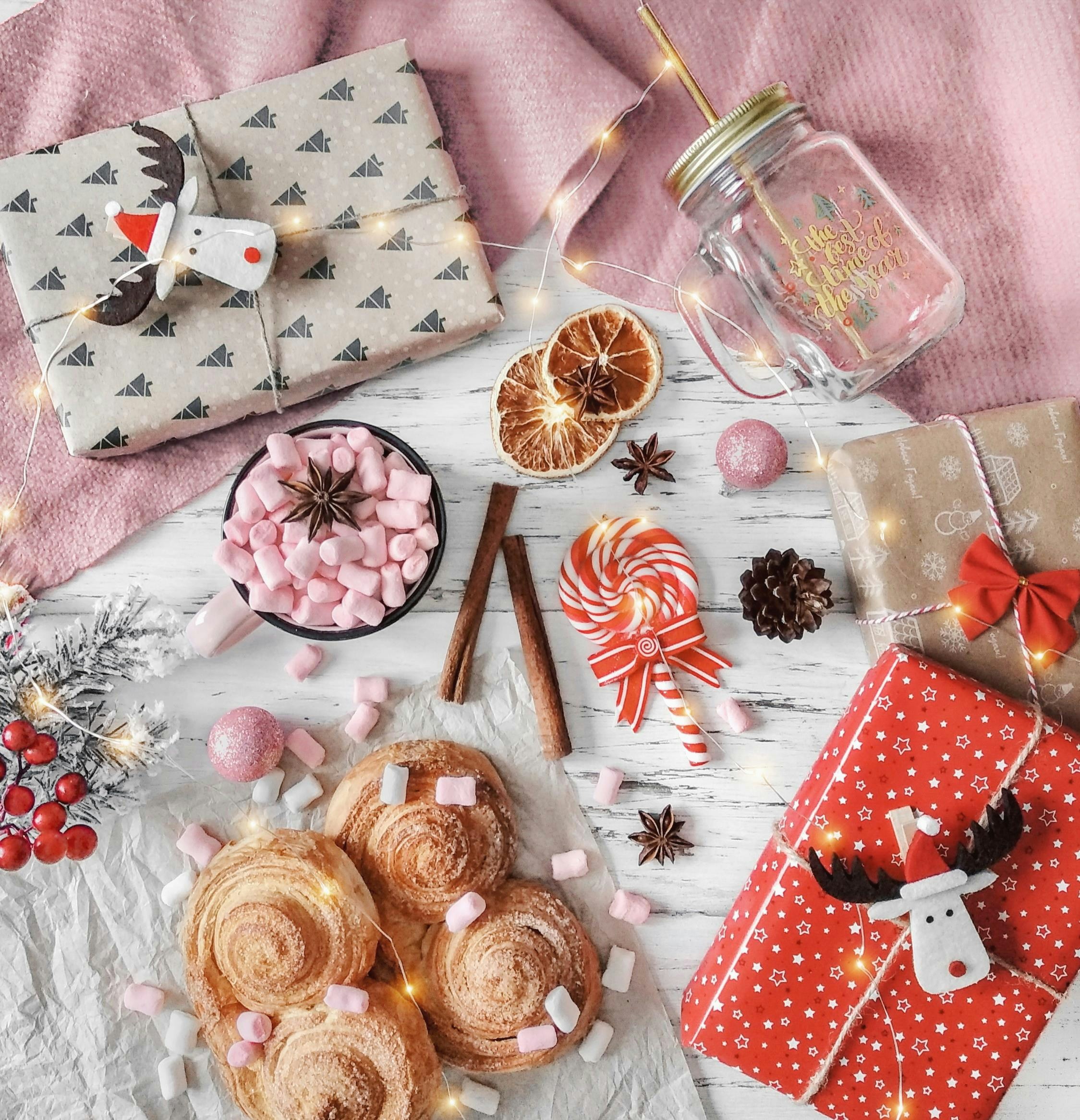 Regalos de Navidad, pasteles y chocolate caliente con ingredientes ...