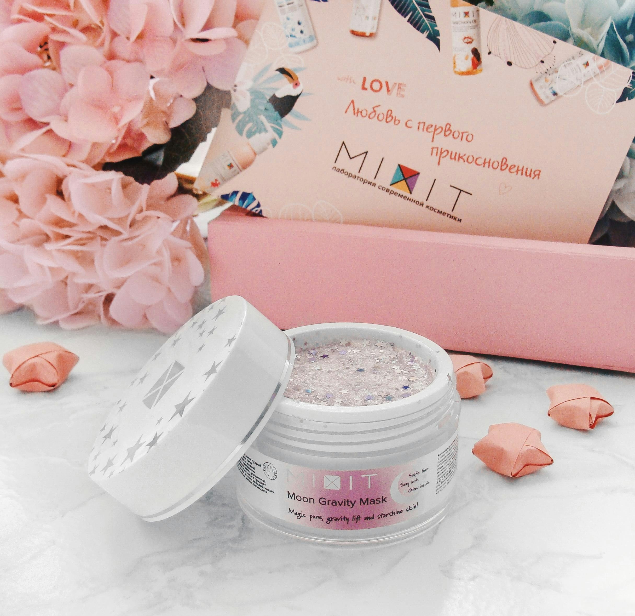 Rosa Kosmetikglas mit Deckel und Blumen