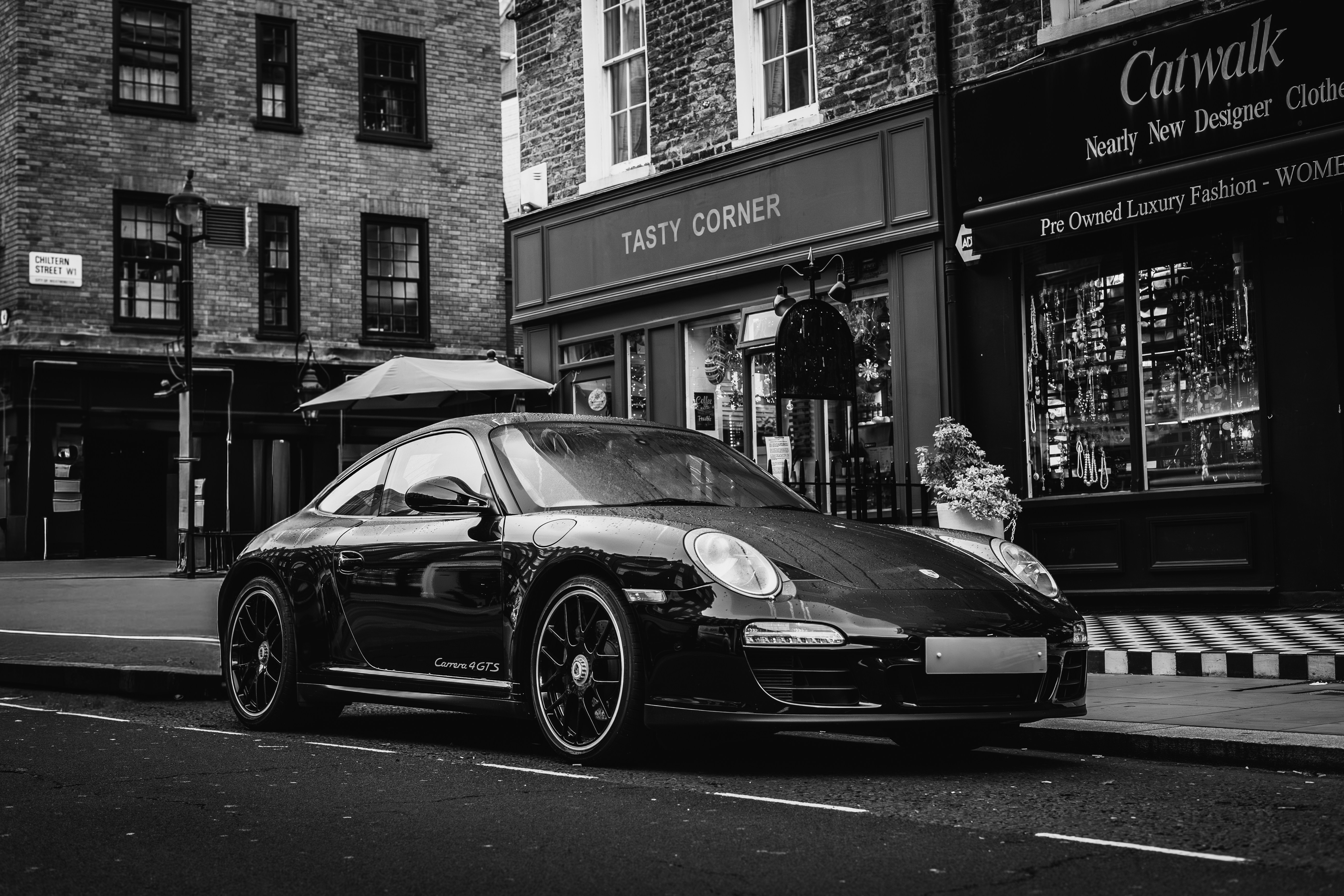 Schwarzer Porsche auf einer Stadtstraße geparkt.