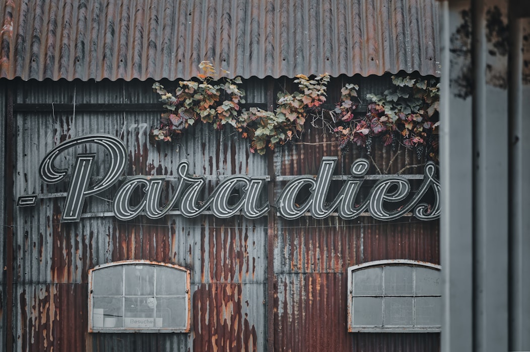 生锈劣化的建筑招牌 - 天气暴露导致招牌材料退化的案例