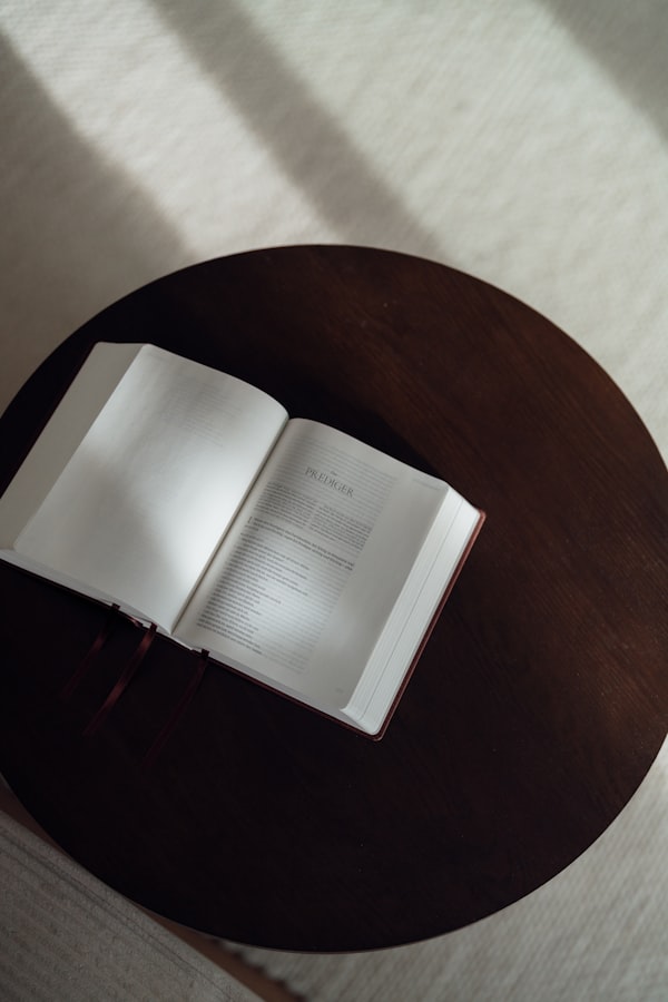 Offenes Buch auf dunklem Holztisch