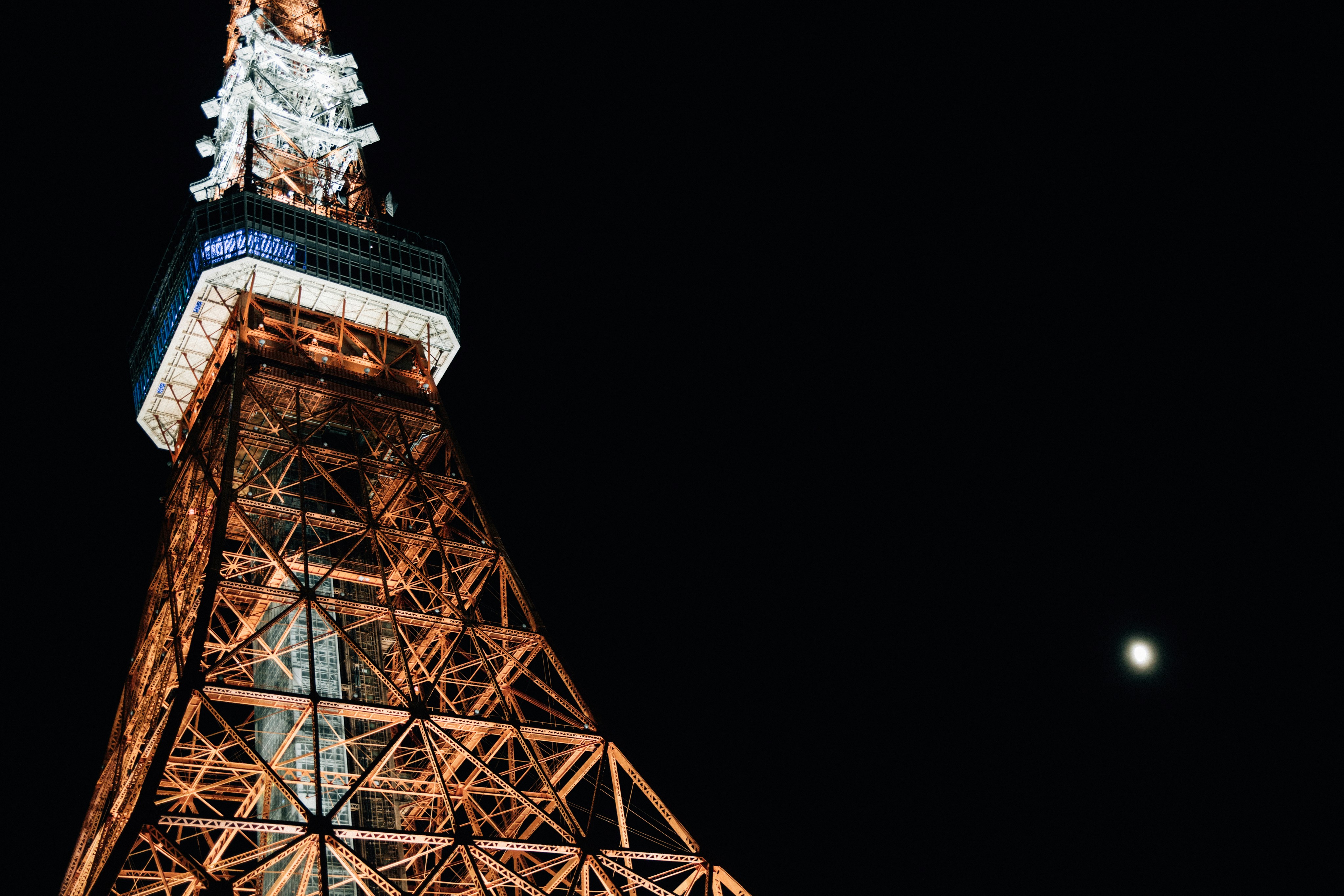 Tour illuminée contre un ciel nocturne sombre