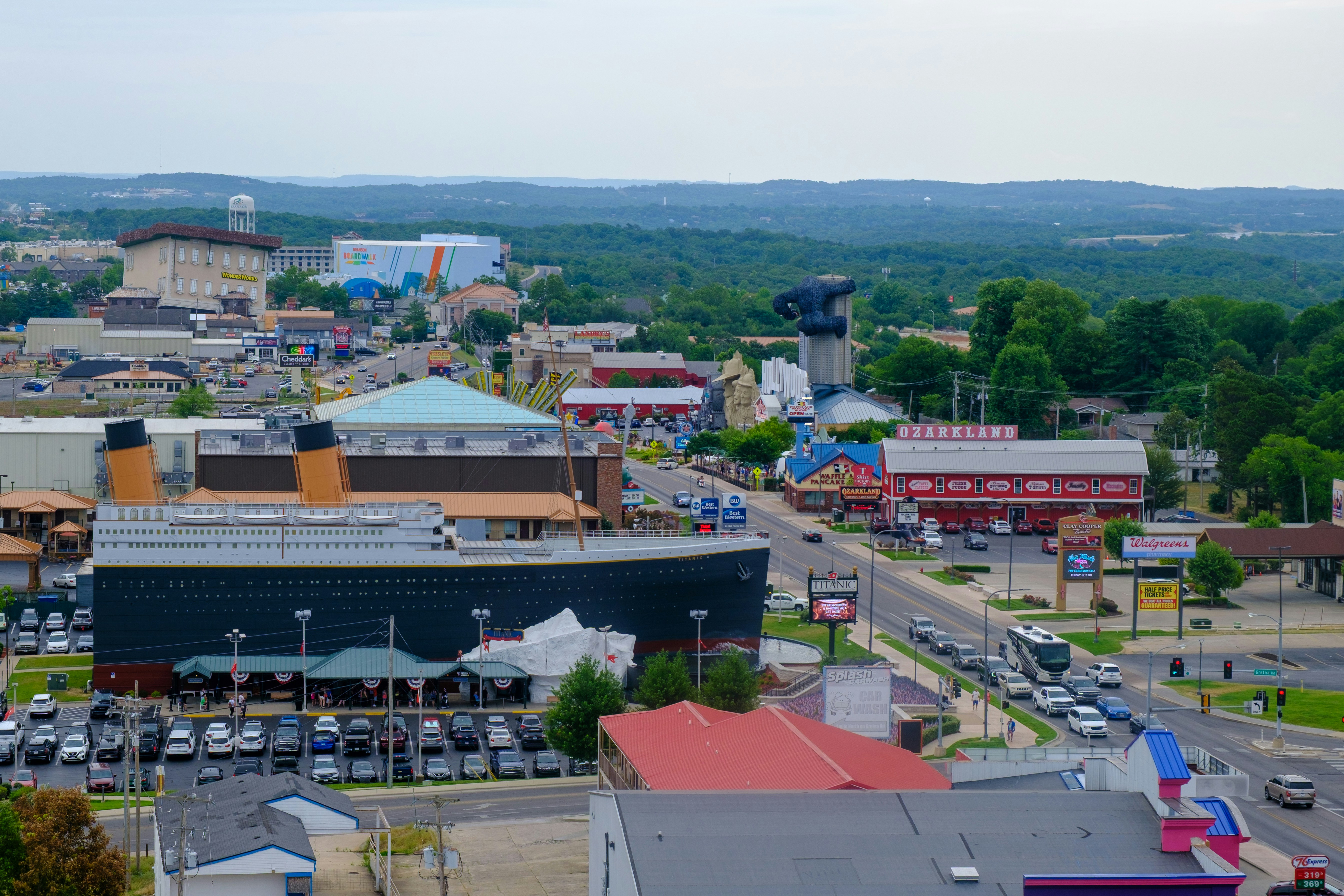 Edifici e attrazioni lungo una strada trafficata.