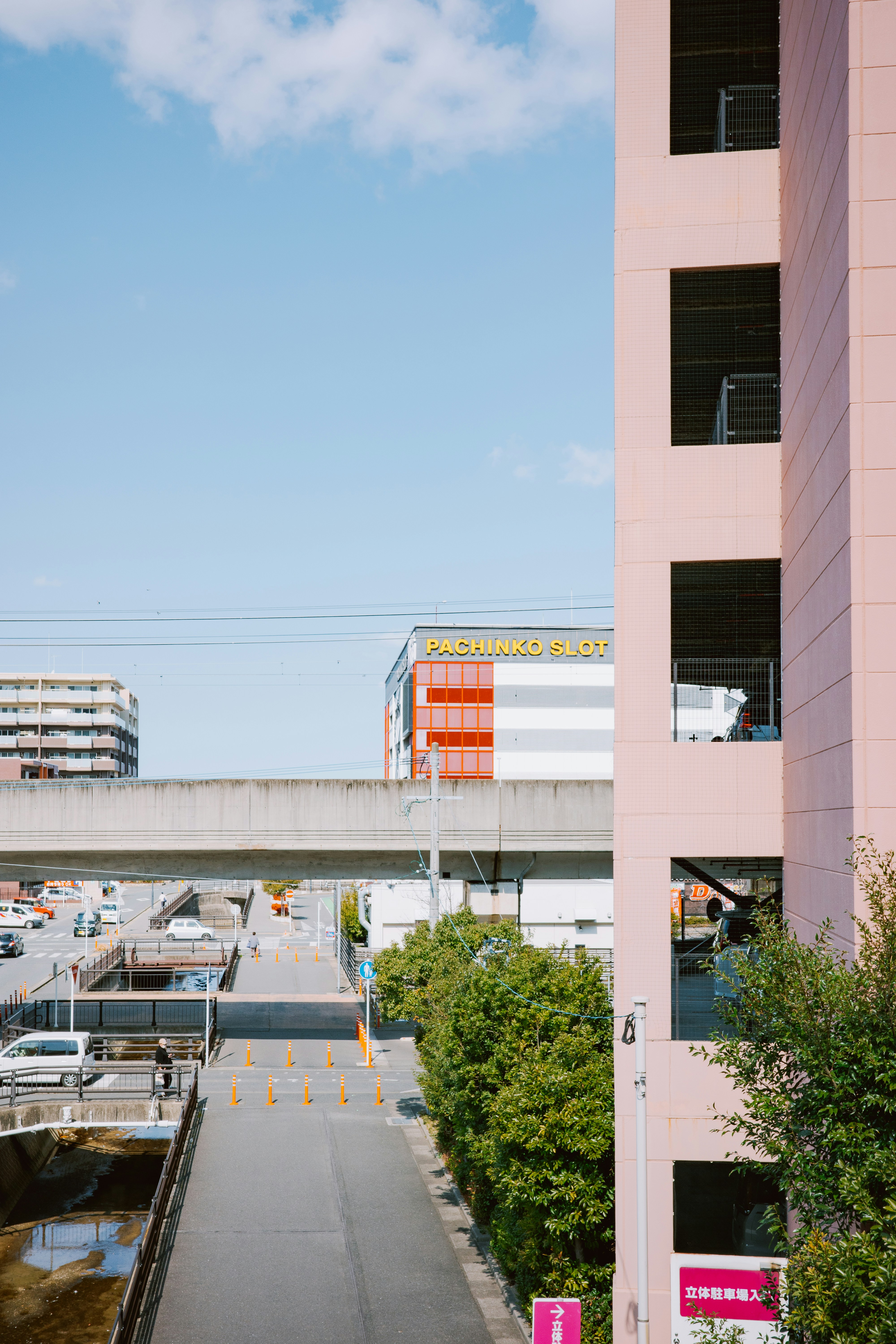 거리와 고가도로 옆에 있는 분홍색 건물
