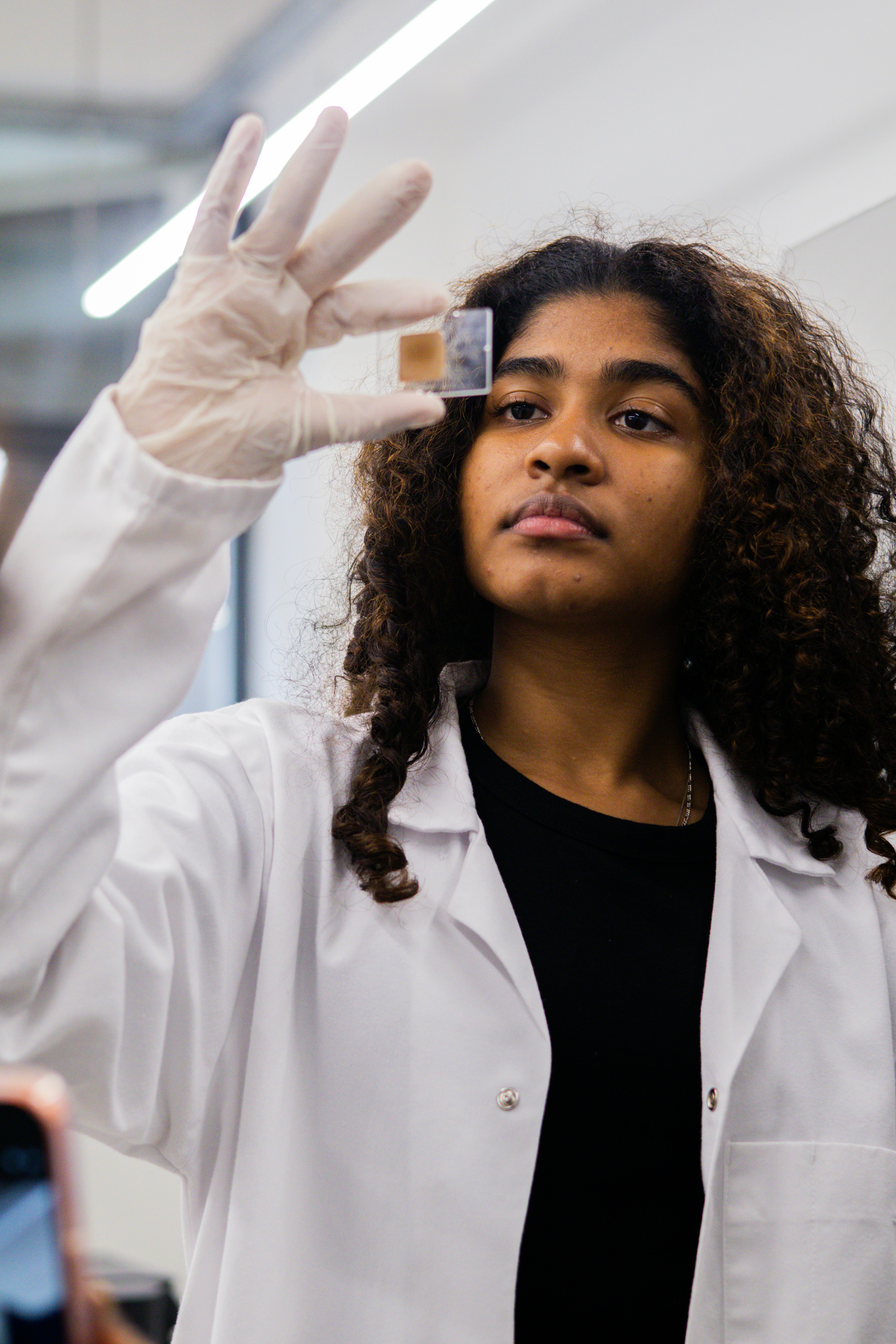 Wissenschaftler, der eine kleine Probe im Labor untersucht.