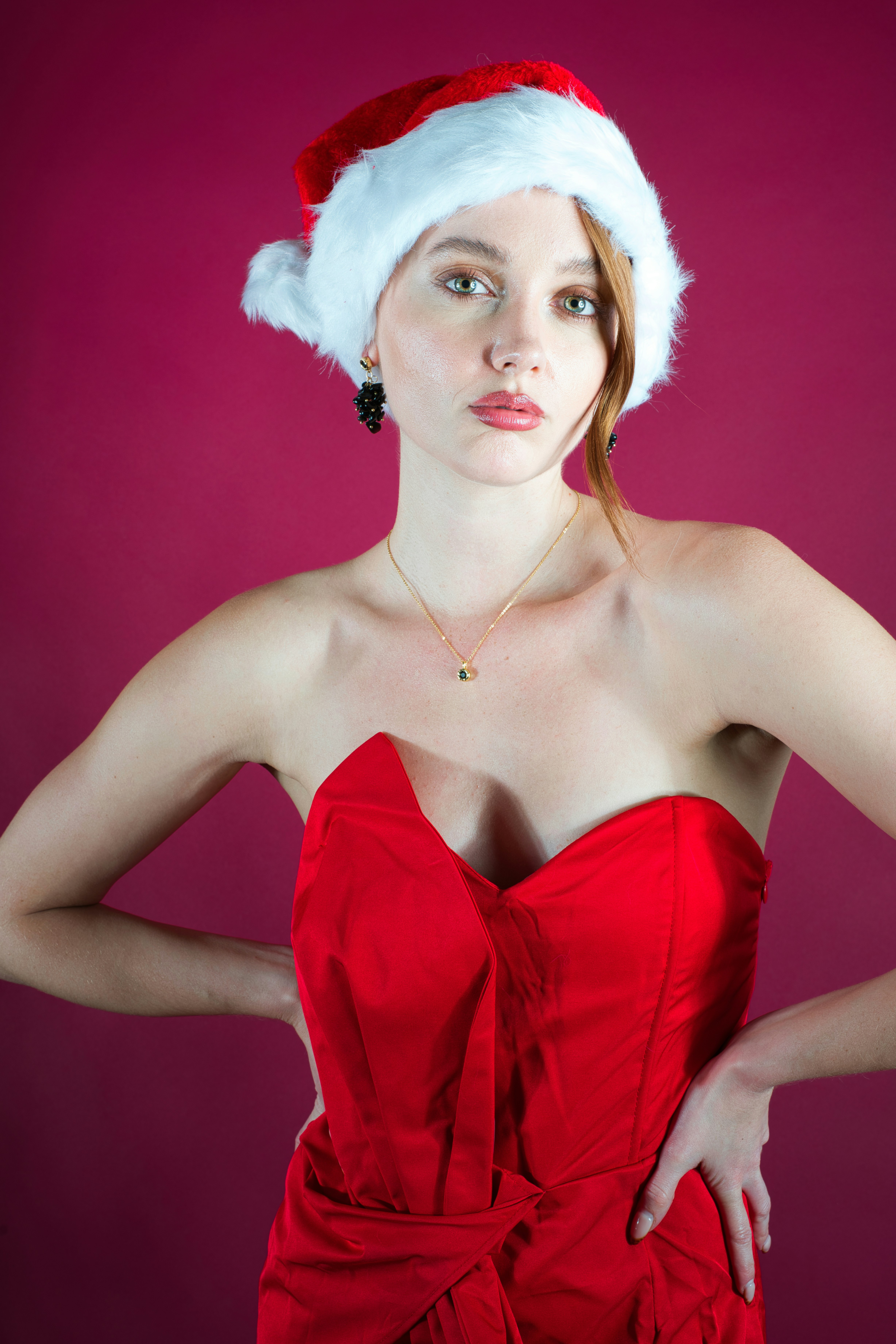 Frau im roten Kleid und Weihnachtsmannhut