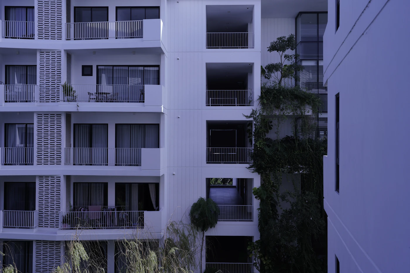 Façades d'une résidence moderne de Malabata avec balcons alignés